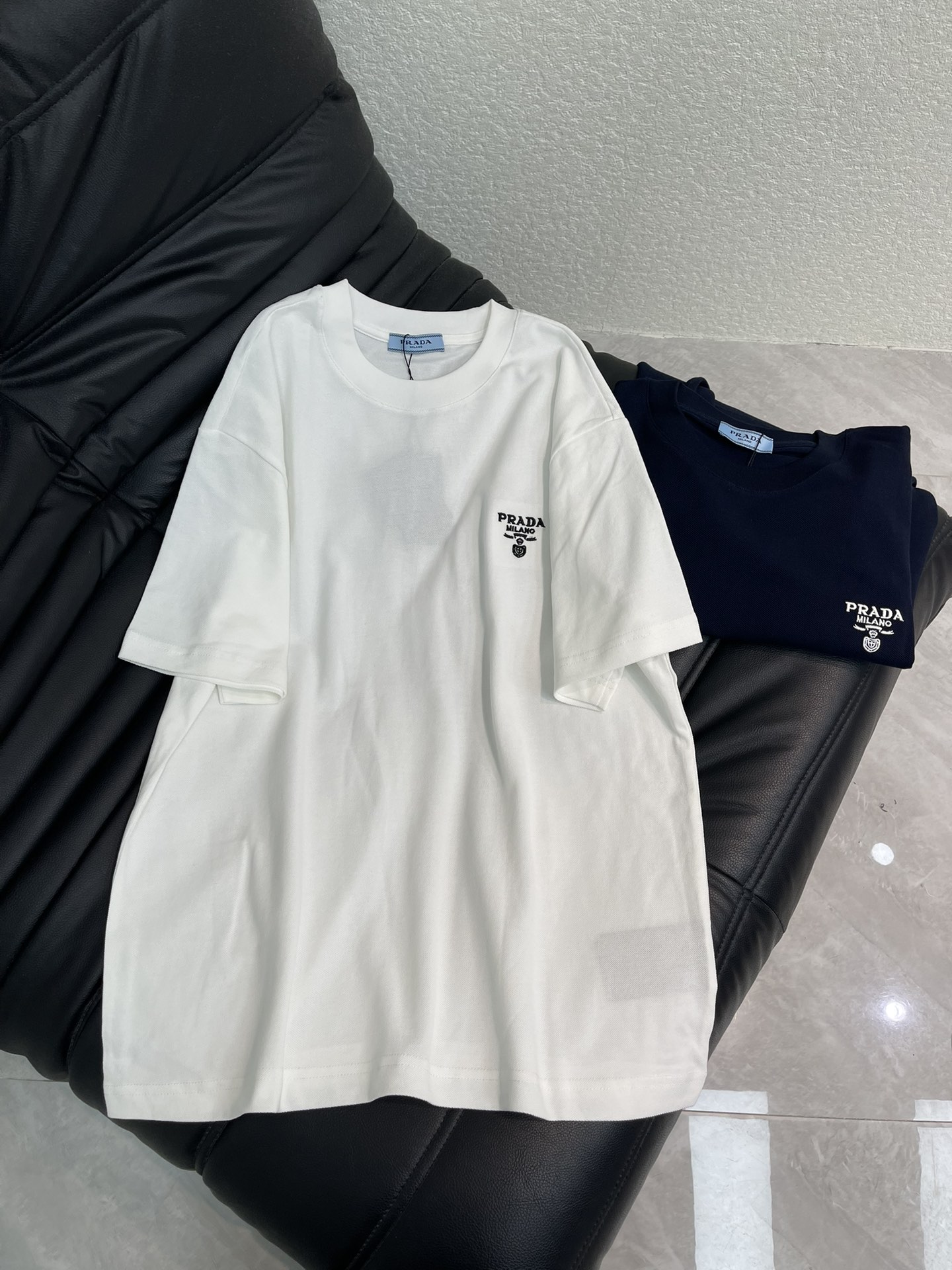 NO:665247,Prad*26 new spring and summer embroidered letter LOGO short-sleeved T-shirt. The classic logo is exquisitely upgraded, inspired by the retro embroidery of the 1980s, piqué cotton fabric, customized 260g same vat dyed fabric, very comfortable to the touch. Fashionable and personalized, super versatile and good-looking, the same style for men and women, a must-have for everyone!  S-XL,,prada,T-shirt,tees,t-shirt, 19860909Prad*26春夏新款刺绣字母LOGO短袖T恤.经典Logo标识精致升级,灵感源自八十年代复古刺绣,珠地棉面料,定制260克同缸染面料,手感非常舒服.时尚又个性,超级百搭好看的一款,男女同款,人手必备款！S-XL,,prada,T-shirt,tees，t-shirt, ,Women's clothing