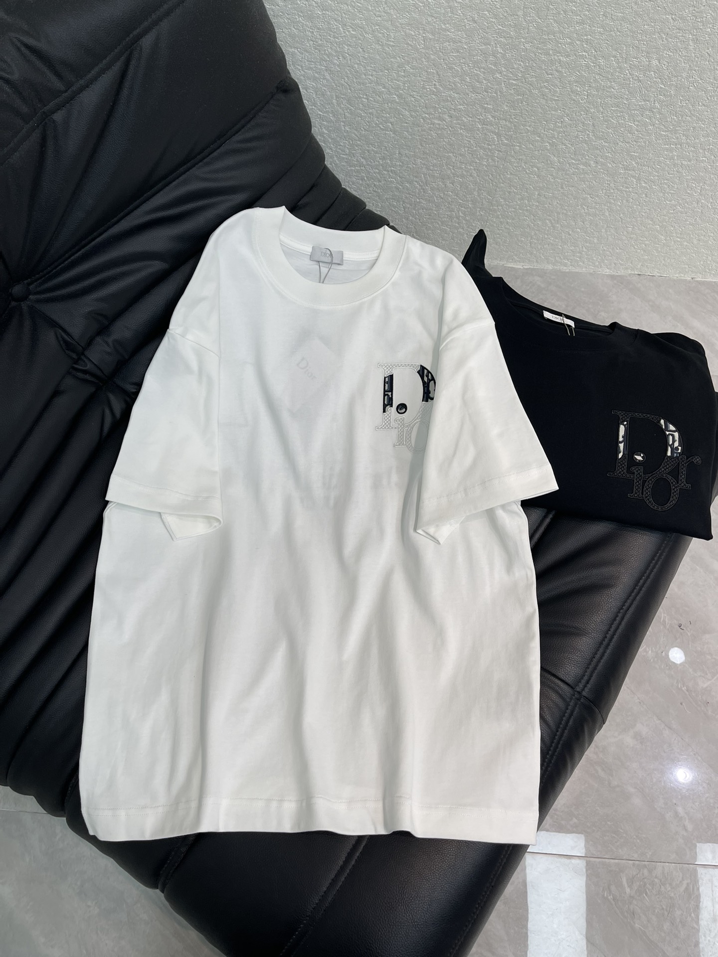 NO:665236,Dio*26 new spring and summer CD letter embroidered round neck short-sleeved T-shirt. Classic logo stitching embroidery technology, exquisite upgrade, inspired by the retro of the 1980s. High-weight pure cotton fabric, very comfortable to the touch. Fashionable and personalized, super versatile and good-looking, the same style for men and women, a must-have for everyone!  S-XL A,,dior,T-shirt,tees,t-shirt, 19860909Dio*26春夏新款CD字母刺绣圆领短袖T恤.经典Logo标识拼接刺绣工艺,精致升级,灵感源自八十年代复古.高克重纯棉面料,手感非常舒服.时尚又个性,超级百搭好看的一款,男女同款,人手必备款！S-XL A,,dior,T-shirt,tees，t-shirt, ,Women's clothing