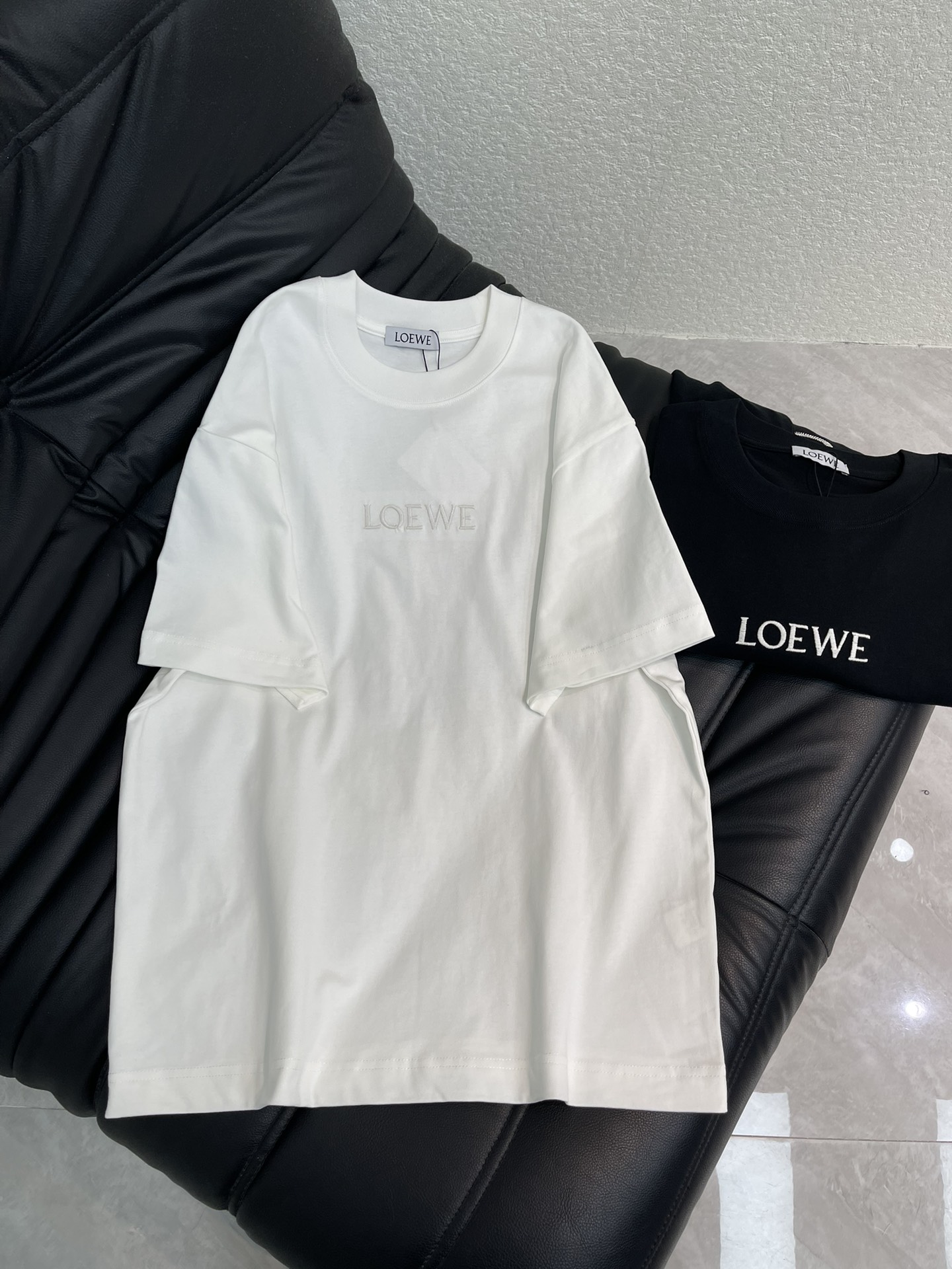 NO:664091,Loew*26 new spring and summer short-sleeved T-shirt with logo embroidery. Made of high-weight cotton fabric, feels skin-friendly and breathable!  Simple and classic design, the upper body is casual and comfortable!  The brand's iconic elements on the chest, front and back are stitched together with contrasting embroidery, and the embroidery craftsmanship is exquisite, highlighting the sense of quality. It is a highly recognizable piece, with its own fashionable BGM, which takes simplicity to the extreme and creates a different high-end fashion sense. The same style for men and women!  S-XL,,loewe,T-shirt,tees,t-shirt, 19860909Loew*26春夏新款徽标刺绣短袖T恤.采用高克重全棉面料,手感亲肤透气！简约经典版型设计,上身休闲舒适！胸前后背品牌标志性的元素拼接撞色刺绣,刺绣工艺精细,彰显品质感.辨识度超高的一件,自带时髦BGM,将简约玩到极致,碰撞出不一样的高阶时髦感.男女同款！S-XL,,loewe,T-shirt,tees，t-shirt, ,Women's clothing