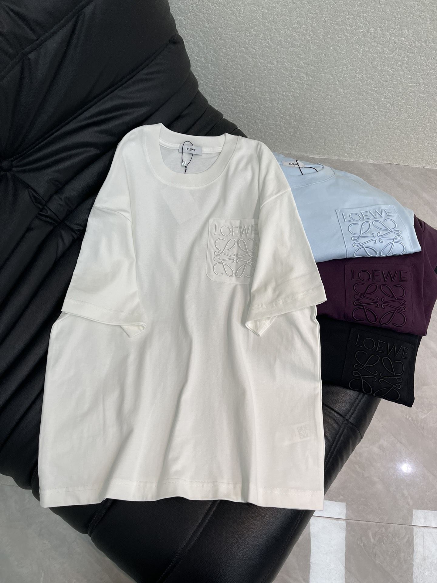 NO:665194,Loew*26 new spring and summer new classic pocket embroidered short-sleeved T-shirt. Customized high-weight cotton fabric, soft, skin-friendly and comfortable. Three-dimensional letter pocket embroidery technology on the chest, three-dimensional texture, highly recognizable! A very fashionable style, the overall design is simple yet individual, suitable for urban men and women who pursue fashion trends and pay attention to brand culture, and can easily handle various occasions. The same style for men and women!  S-XL A,,loewe,T-shirt,tees,t-shirt, 19860909Loew*26春夏新款经典口袋刺绣短袖T恤.定制高克重全棉面料,面料柔软,亲肤舒适.胸前立体字母口袋刺绣工艺,质感立体,辨识度超高!非常时尚的一个款,整体设计简约而不失个性,适合追求时尚潮流、注重品牌文化的都市男女,轻松驾驭多种场合.男女同款！S-XL A,,loewe,T-shirt,tees，t-shirt, ,Women's clothing