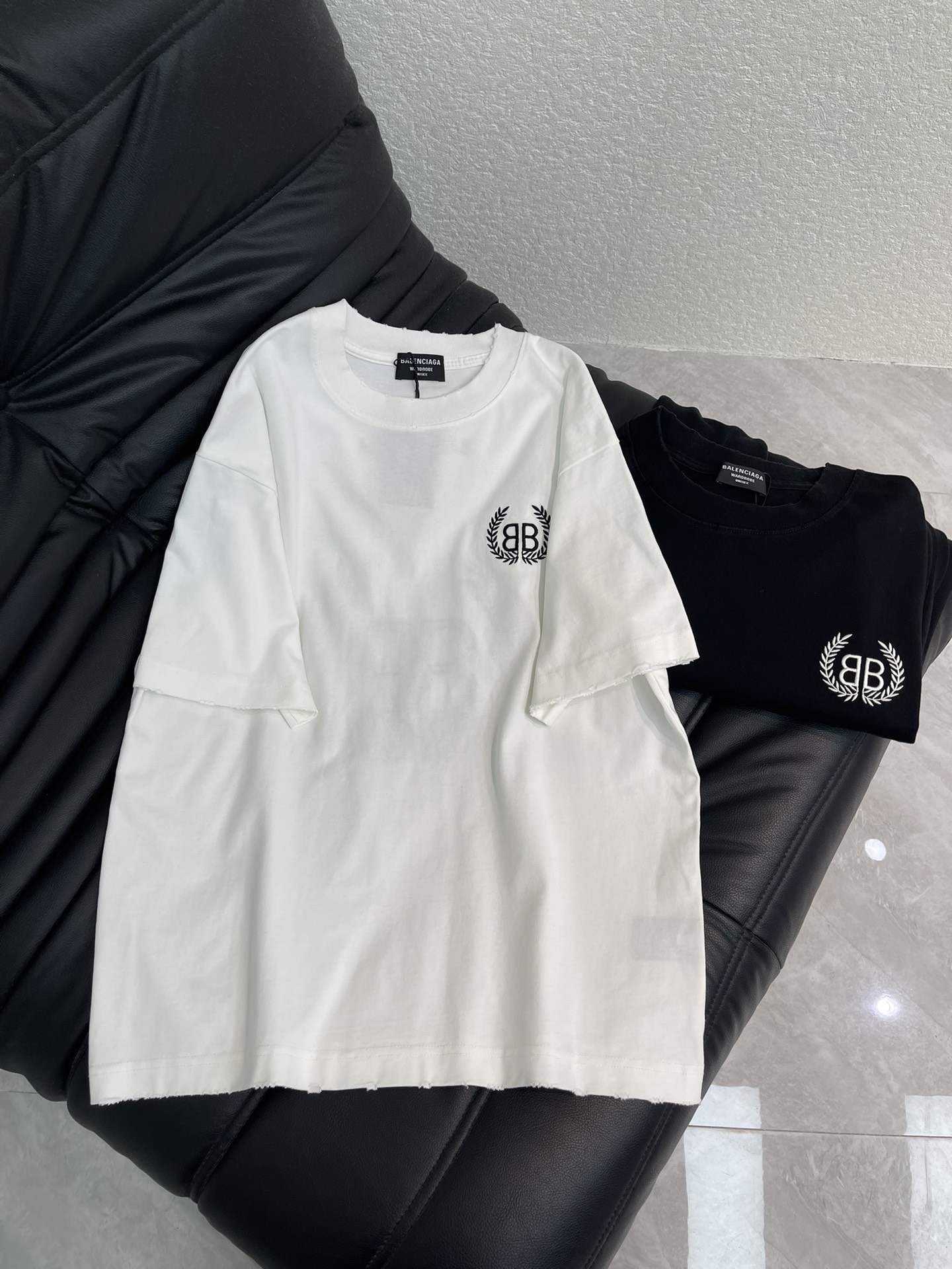 NO:665300,BALENCI*GA26 new spring and summer new style double B wheat ear embroidery washed and worn short-sleeved T-shirt. High weight cotton fabric, comfortable and breathable. The front panel adopts imported Tajima embroidery machine embroidery technology + ready-to-wear washed and worn technology. os dropped shoulders loose version, same style for men and women!  !  S-XL,,balenciaga,T-shirt,tees,t-shirt, 19860909BALENCI*GA26春夏新款新款双B麦穗刺绣水洗磨破短袖T恤.高克重全棉面料,舒适透气,前幅采用进口田岛绣花机刺绣工艺+成衣水洗磨损磨破工艺.os落肩宽松版型 男女同款！！S-XL,,balenciaga,T-shirt,tees，t-shirt, ,Women's clothing