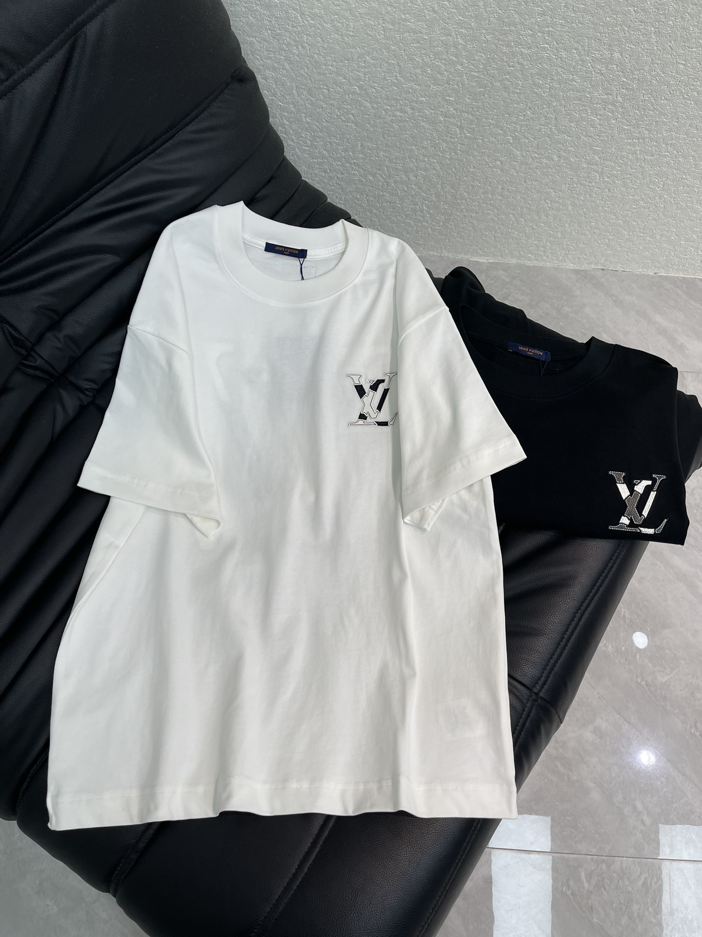 NO:665161,Louis Vuitto*26 new spring and summer black contrasting logo short-sleeved T-shirt. Customized high-weight cotton fabric, soft, skin-friendly and comfortable. Four-leaf clover letter logo on the back. A very fashionable style, the overall design is simple yet individual, suitable for urban men and women who pursue fashion trends and pay attention to brand culture, and can easily handle various occasions. The same style for men and women!  S-XL A,,louis vuitton,T-shirt,tees,t-shirt, 19860909Louis Vuitto*26春夏新款黑色撞色logo短袖T恤.定制高克重全棉面料,面料柔软,亲肤舒适.后背四叶草字母标识.非常时尚的一个款,整体设计简约而不失个性,适合追求时尚潮流、注重品牌文化的都市男女,轻松驾驭多种场合.男女同款！S-XL A,,louis vuitton,T-shirt,tees，t-shirt, ,Women's clothing