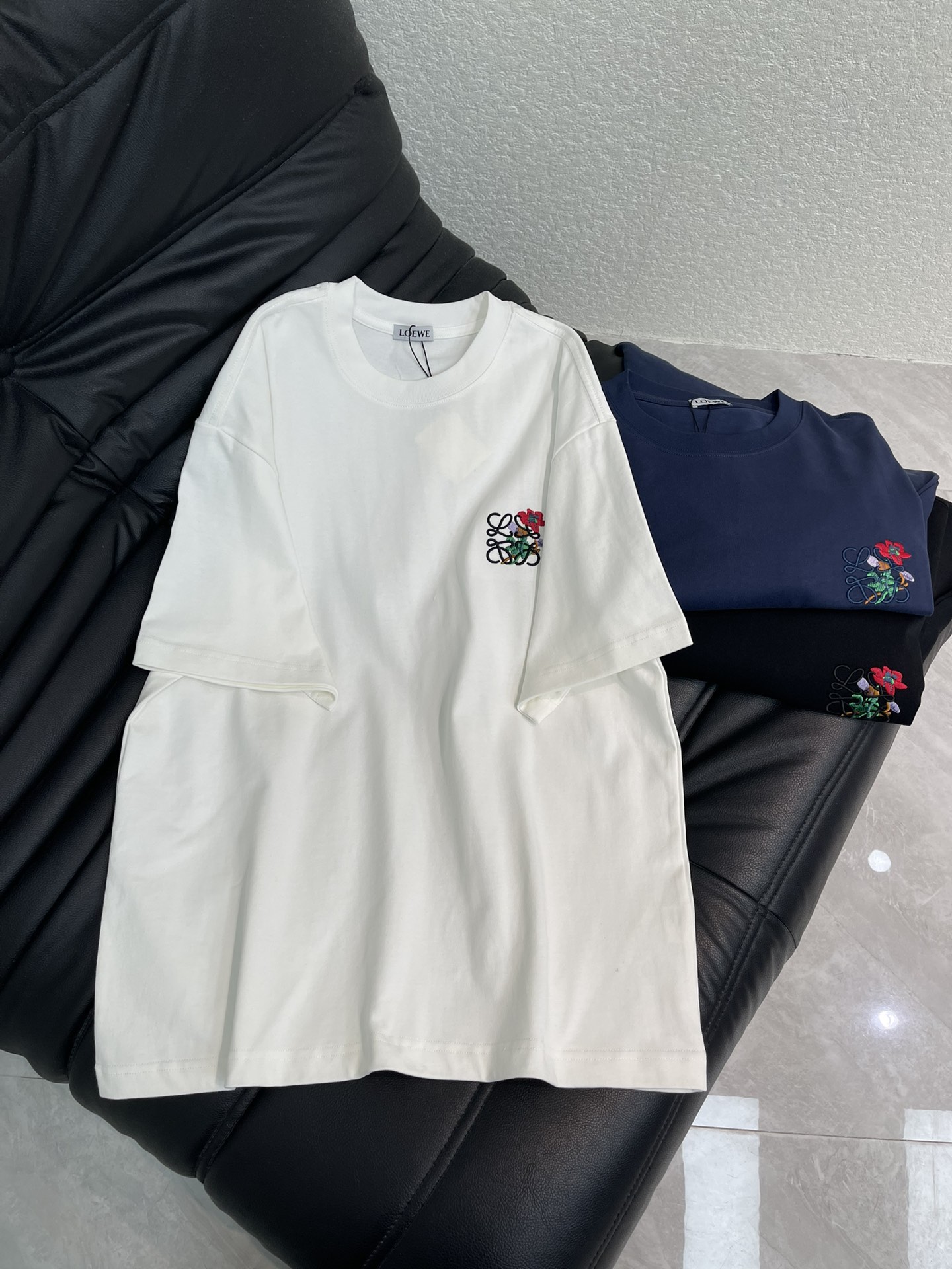 NO:664105,Loew*26 new spring and summer embroidered flower short-sleeved T-shirt. This small flower embroidered short-sleeved shirt is made of high-weight pure cotton fabric, which is soft, skin-friendly and breathable. It is super comfortable to wear in summer! Anagram Logo + small flower embroidery on the chest, full of details, low-key and design. Loose fit, same style for men and women!  S-XL,,loewe,T-shirt,tees,t-shirt, 19860909Loew*26春夏新款刺绣花卉短袖T恤.这款小花刺绣短袖,采用高克重纯棉面料,柔软亲肤又透气,夏天穿超舒服!胸前Anagram Logo+小花刺绣,细节满分,低调又有设计感计.宽松版型,男女同款！S-XL,,loewe,T-shirt,tees，t-shirt, ,Women's clothing