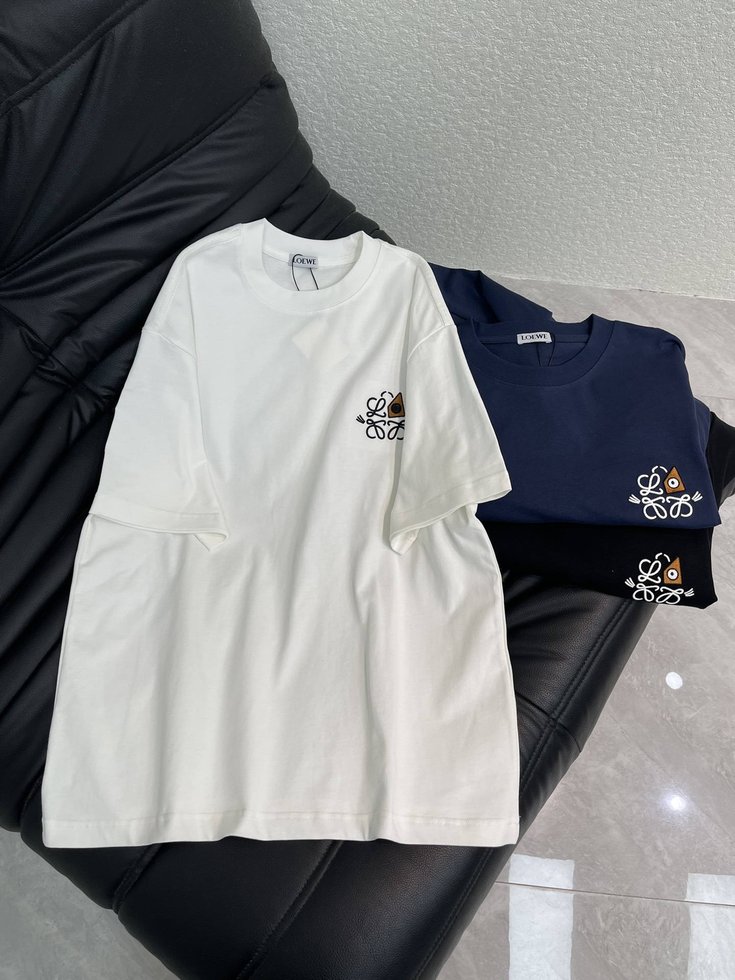 NO:664101,Loew*26 new spring and summer new classic embroidered short-sleeved T-shirt. The Anagram embroidered logo on the chest is very recognizable, simple and textured. High-weight pure cotton fabric, soft and smooth to the touch, great breathability, super comfortable to wear in summer! The same loose version for men and women, white, gray, dark blue for you to choose, it can be worn alone or layered, versatile and not picky ~ the same style for men and women!  S-XL A,,loewe,T-shirt,tees,t-shirt, 19860909Loew*26春夏新款经典刺绣短袖T恤.胸前Anagram刺绣 Logo超有辨识度,简约又有质感.高克重纯棉面料,触感柔软顺滑,透气性很棒,夏天穿超舒服!男女同款宽松版型,白色、灰色、深蓝色任你选,单穿叠穿都OK,百搭不挑人~男女同款！S-XL A,,loewe,T-shirt,tees，t-shirt, ,Women's clothing