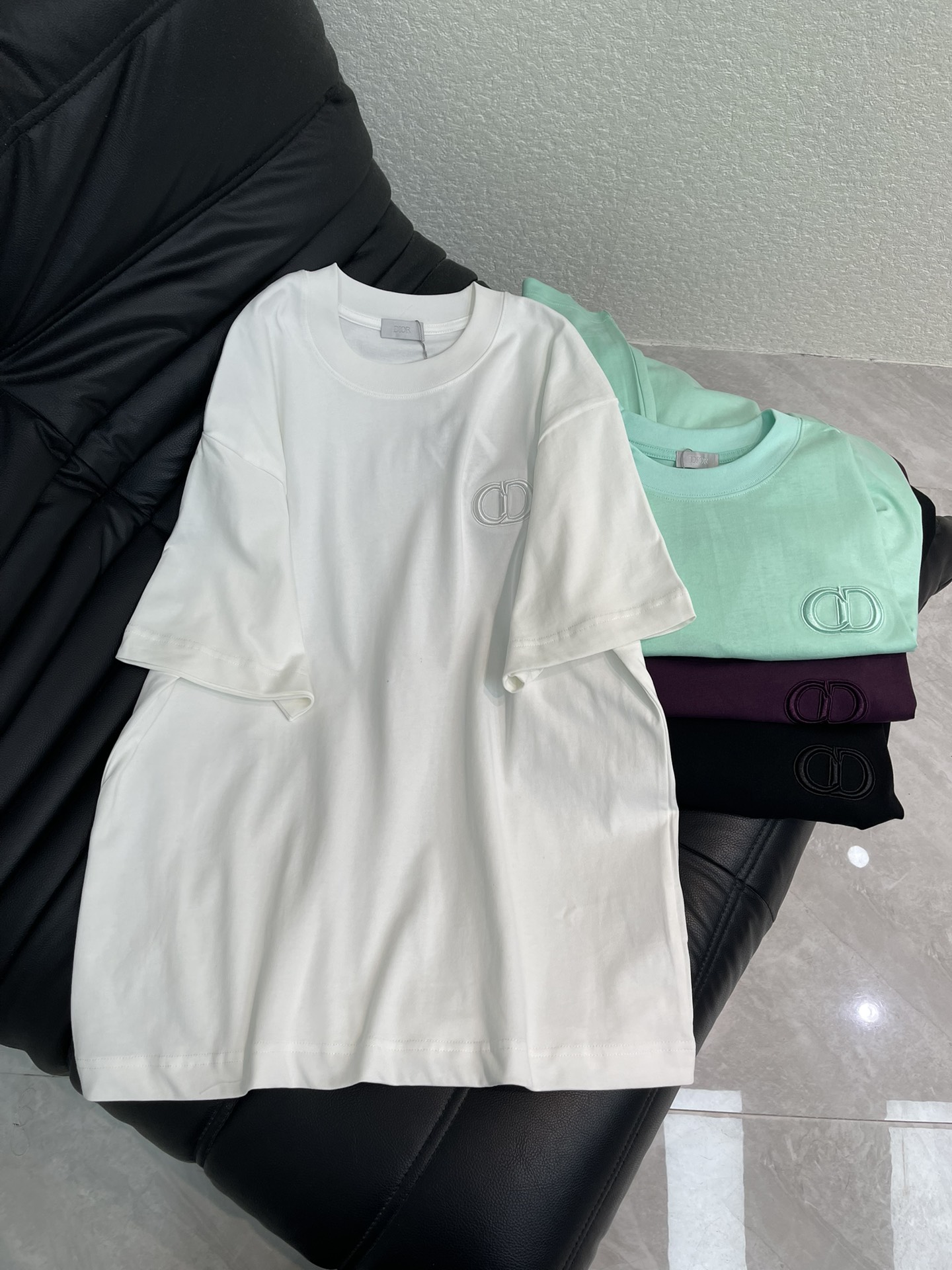 NO:664168,Dio*26 new spring and summer classic CD embroidered short-sleeved T-shirt, main color + CD Logo on the chest, simple and high-end! High-weight pure cotton material, comfortable and breathable. Embroidered with Japanese Tajima machine, full of three-dimensionality and exquisite details. Loose fit, suitable for both men and women, suitable for daily leisure or light business. Paired with jeans and casual pants, you can easily get a casual fashion sense. It is a basic wardrobe essential! Same style for men and women!  S-XL A,,dior,jeans,T-shirt,tees,t-shirt, 19860909Dio*26春夏新款经典CD刺绣短袖T恤,主色+胸前CD Logo,简约又高级!高克重纯棉材质,舒适透气.刺绣用日本田岛机,立体感满满,细节精致.宽松版型,男女都能穿, 日常休闲或轻商务都OK.搭配牛仔裤、休闲裤,轻松get随性时尚感,是衣橱必备基础款!男女同款！S-XL A,,dior,jeans,T-shirt,tees，t-shirt, ,Women's clothing