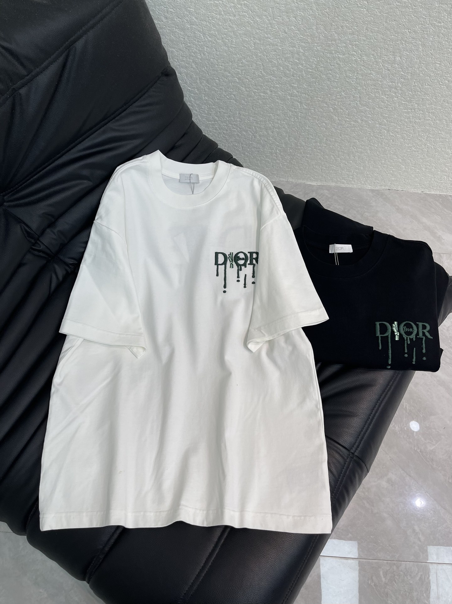 NO:665148,Dio*26 new spring and summer contrasting color three-dimensional embroidery round neck short-sleeved T-shirt. Customized high-weight cotton fabric, soft, skin-friendly and comfortable. Three-dimensional embroidery logo on the front and rear panels. A very fashionable style, the overall design is simple yet individual, suitable for urban men and women who pursue fashion trends and pay attention to brand culture, and can easily handle various occasions. The same style for men and women!  S-XL AA,,dior,T-shirt,tees,t-shirt, 19860909Dio*26春夏新款撞色立体刺绣圆领短袖T恤.定制高克重全棉面料,面料柔软,亲肤舒适.前后幅立体刺绣标识.非常时尚的一个款,整体设计简约而不失个性,适合追求时尚潮流、注重品牌文化的都市男女,轻松驾驭多种场合.男女同款！S-XL AA,,dior,T-shirt,tees，t-shirt, ,Women's clothing