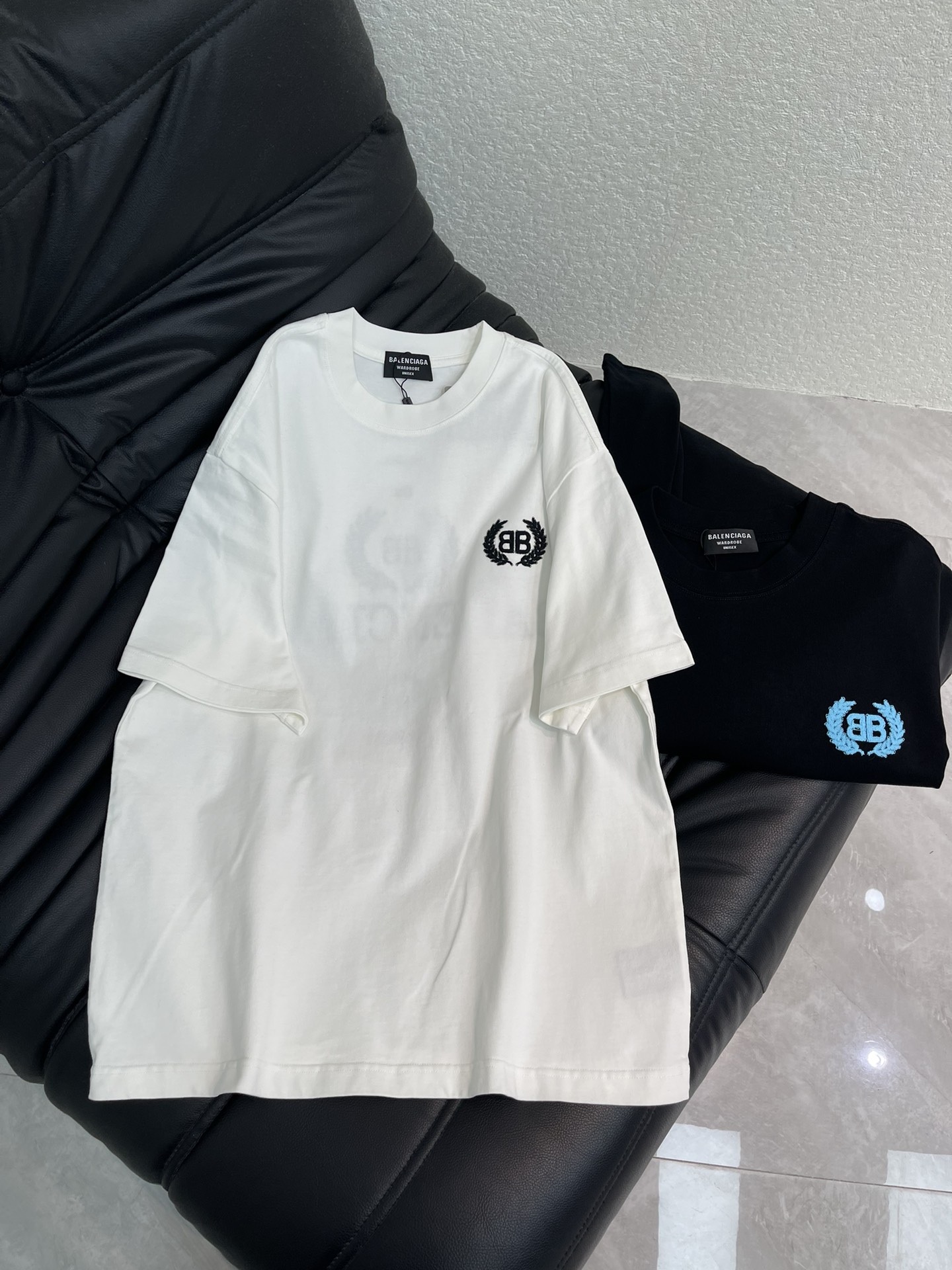 NO:665140,Balenciag*26 new spring and summer contrasting double B wheat ear three-dimensional embroidery round neck short-sleeved T-shirt. Customized high-weight cotton fabric, soft, skin-friendly and comfortable. Three-dimensional embroidery logo on the front and rear panels. A very fashionable style, the overall design is simple yet individual, suitable for urban men and women who pursue fashion trends and pay attention to brand culture, and can easily handle various occasions. The same style for men and women!  S-XL,,balenciaga,T-shirt,tees,t-shirt, 19860909Balenciag*26春夏新款撞色双B麦穗立体刺绣圆领短袖T恤.定制高克重全棉面料,面料柔软,亲肤舒适.前后幅立体刺绣标识.非常时尚的一个款,整体设计简约而不失个性,适合追求时尚潮流、注重品牌文化的都市男女,轻松驾驭多种场合.男女同款！S-XL,,balenciaga,T-shirt,tees，t-shirt, ,Women's clothing