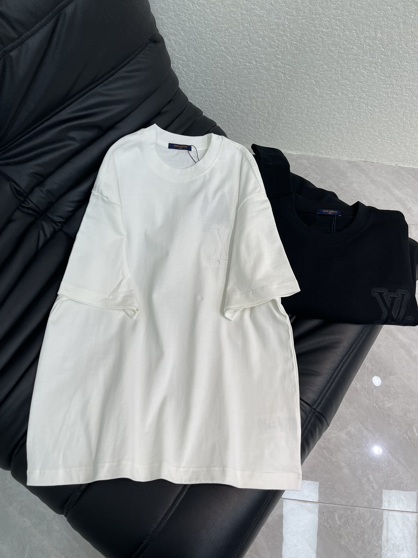 NO:664116,Louis Vuitton*26 new spring and summer new embroidered logo short-sleeved T-shirt. High-gram weight custom-made pure cotton fabric is breathable and comfortable. Embroidery technology micro-embroidered logo on the chest, four-leaf clover letters on the back. It is a good choice for daily wear or attending important occasions. Same style for men and women!  S-XL,,louis vuitton,T-shirt,tees,t-shirt, 19860909Louis Vuitton*26春夏新款刺绣标识短袖T恤.高克重定制纯棉面料透气舒适.刺绣工艺胸前微标刺绣标识,后幅四叶草字母.无论是作为日常穿搭还是出席重要场合都是不错的选择.男女同款！S-XL,,louis vuitton,T-shirt,tees，t-shirt, ,Women's clothing