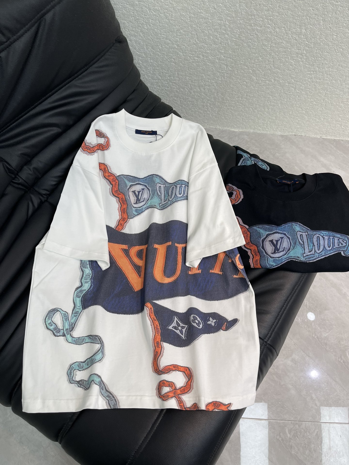 NO:664197,Louis Vuitto*26 new spring and summer flag-printed short-sleeved T-shirt. This flag-printed T-shirt is made of 300g pure cotton fabric. The colorful flag pattern on the front is super eye-catching. It combines the 'VUITTON' letters and classic Monogram elements. It has a loose fit and is comfortable to wear. It is the same style for men and women!  S-XL,,loro piana,T-shirt,tees,t-shirt, 19860909Louis Vuitto*26春夏新款旗帜印花短袖T恤.这款旗帜印花T恤,300g纯棉面料,正面多彩旗帜图案超吸睛,融合“VUITTON”字母和经典Monogram元素.宽松版型,穿着舒适自在,男女同款！S-XL,,loro piana,T-shirt,tees，t-shirt, ,Women's clothing