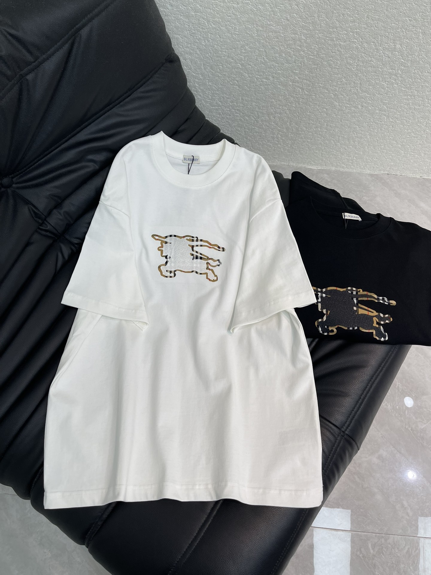 NO:664193,Burberr*26 new spring and summer war horse series short-sleeved T-shirt. Made of high-weight cotton fabric, the fabric feels comfortable, skin-friendly and breathable!  Classic series War Horse Hollow Patching Technology. A high-end clothing item that combines fashion design and exquisite craftsmanship. It cleverly combines the brand's iconic elements with modern trends, showing the unique brand charm and the wearer's personality. Same style for men and women!  S-XL,,burberry,T-shirt,tees,t-shirt, 19860909Burberr*26春夏新款战马系列短袖T恤.采用高克重全棉面料,面料手感舒适.亲肤透气！经典系列 战马镂空贴布工艺.一款融合了时尚设计与精湛工艺的高端服饰单品,它巧妙地将品牌标志性的元素与现代潮流趋势相结合,展现了独特的品牌魅力与穿着者的个性风采.男女同款！S-XL,,burberry,T-shirt,tees，t-shirt, ,Women's clothing