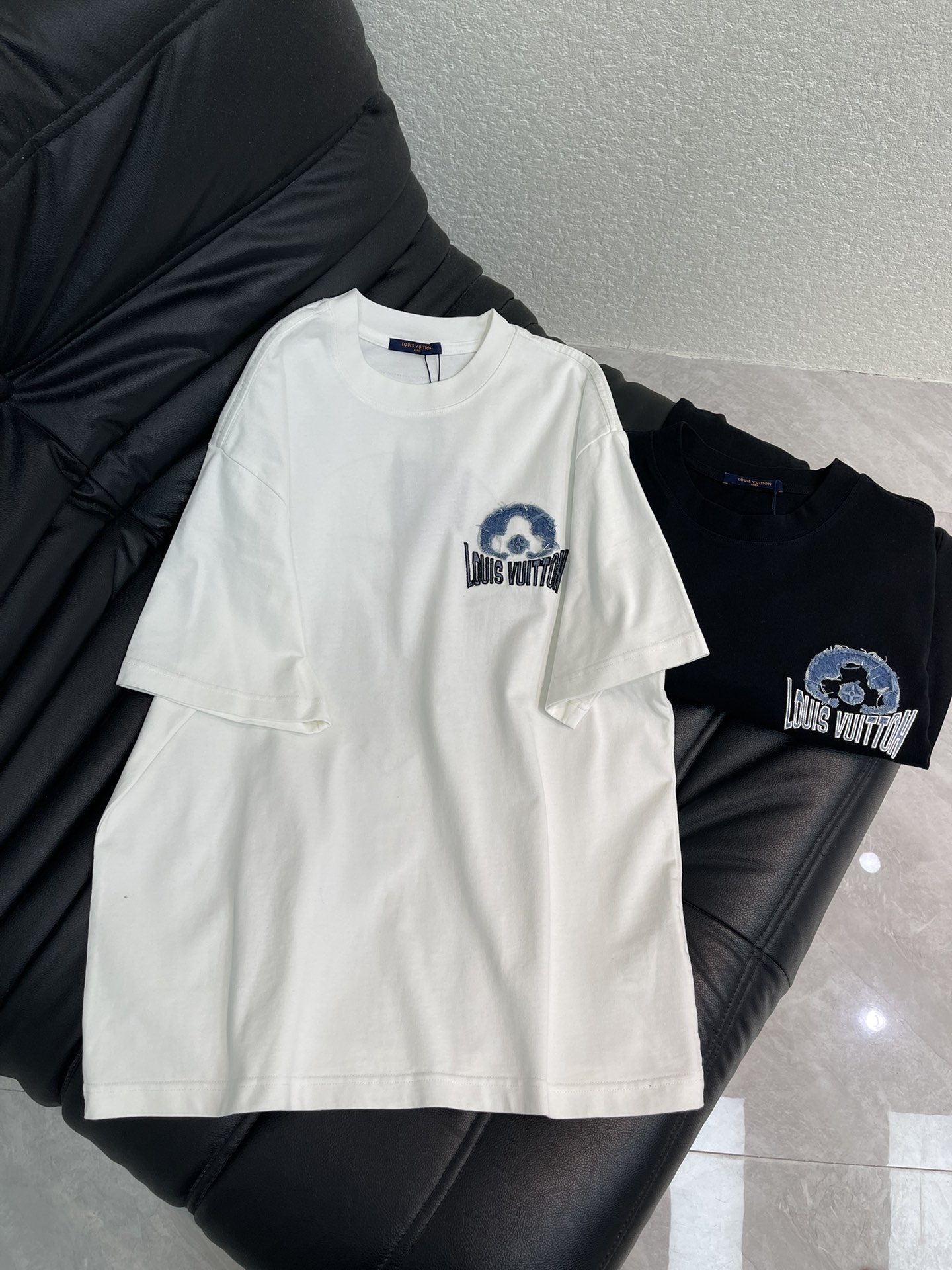 NO:665219,Louis Vuitto*26 new spring and summer new style water-worn front and rear denim patch letter embroidery round neck short-sleeved T-shirt!  Classic and simple logo design, 320g washed pure cotton fabric, pure cotton is breathable, very refreshing and comfortable for daily wear. The rib knitting on the neckline is smooth and tight, and the neckline will not be skewed if you toss it at will. The loose version, you will find that it really looks good on the upper body. The overall is minimalist and neat, super versatile for daily wear!  Pair it casually with one to give you a youthful look. One piece will make you crazy about your outfit. It is a fashionable item that can never go wrong!  S-XL,,louis vuitton,T-shirt,tees,t-shirt, 19860909Louis Vuitto*26春夏新款水磨破前后幅牛仔贴布字母刺绣圆领短袖T恤！经典简约logo设计,320克洗水纯棉质面料,纯棉透气,日常穿着非常清爽穿感舒适,领口的罗纹针织平整紧密,随意折腾都不会领口歪斜,宽松版型,上身你就会发现真的好好看,整体极简利落,超级日常百搭！随随便便搭配一条就是青春的样子,一件就能为你的穿搭疯狂,绝不会出错的时髦单品！S-XL,,louis vuitton,T-shirt,tees，t-shirt, ,Women's clothing