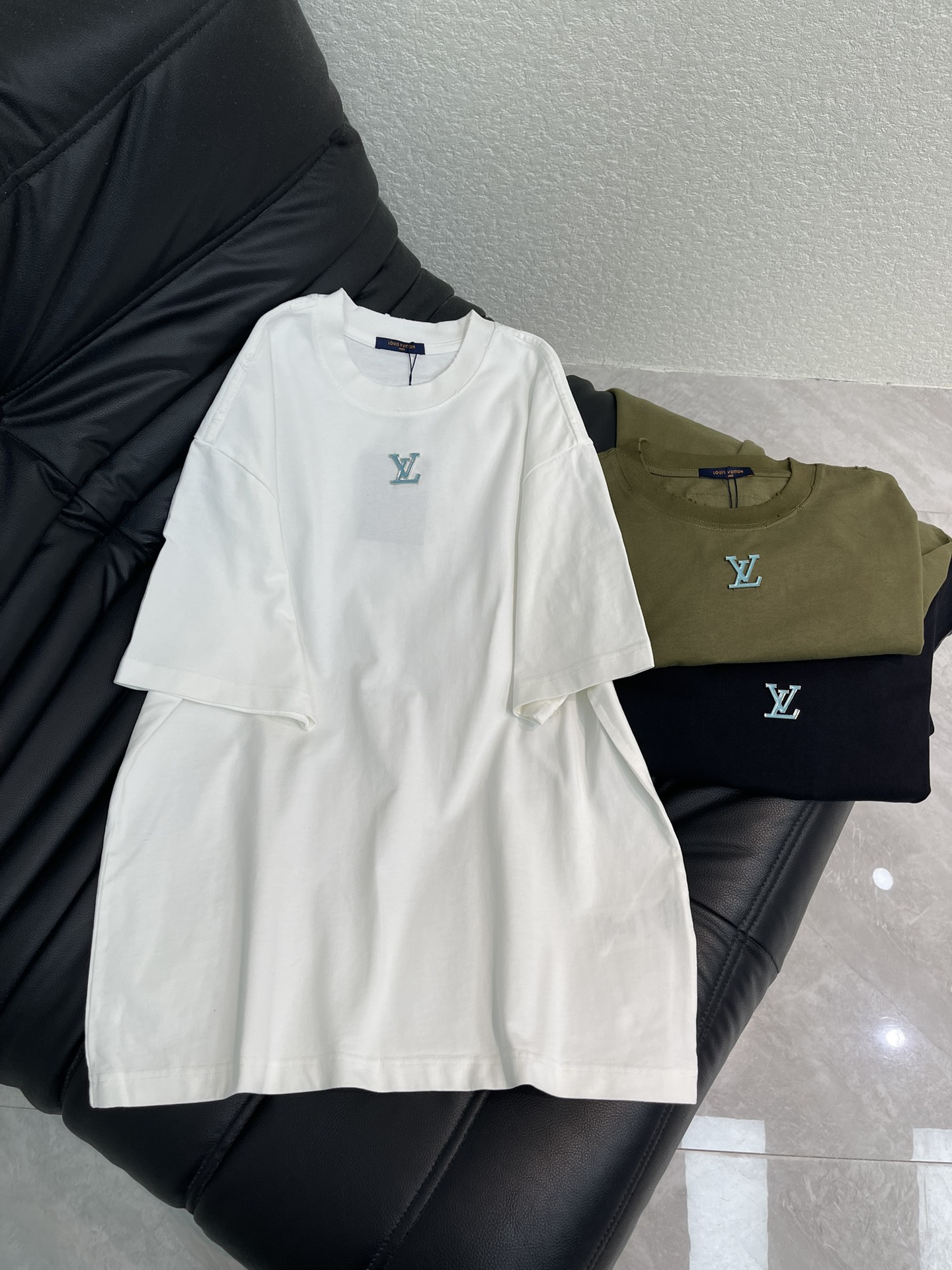 NO:665276,Louis Vuitto*26 new spring and summer short-sleeved T-shirt with hardware logo. Advanced hardware craftsmanship on the chest, exquisite upgrade of the classic logo, inspired by the retro embroidery of the 1980s. High-weight pure cotton fabric, very comfortable to the touch. Fashionable and personalized, super versatile and good-looking, the same style for men and women, a must-have for everyone!  S-XL A,,louis vuitton,T-shirt,tees,t-shirt, 19860909Louis Vuitto*26春夏新款五金logo短袖T恤.胸前高级五金工艺,经典Logo标识精致升级,灵感源自八十年代复古刺绣.高克重纯棉面料,手感非常舒服.时尚又个性,超级百搭好看的一款,男女同款,人手必备款！S-XL A,,louis vuitton,T-shirt,tees，t-shirt, ,Women's clothing