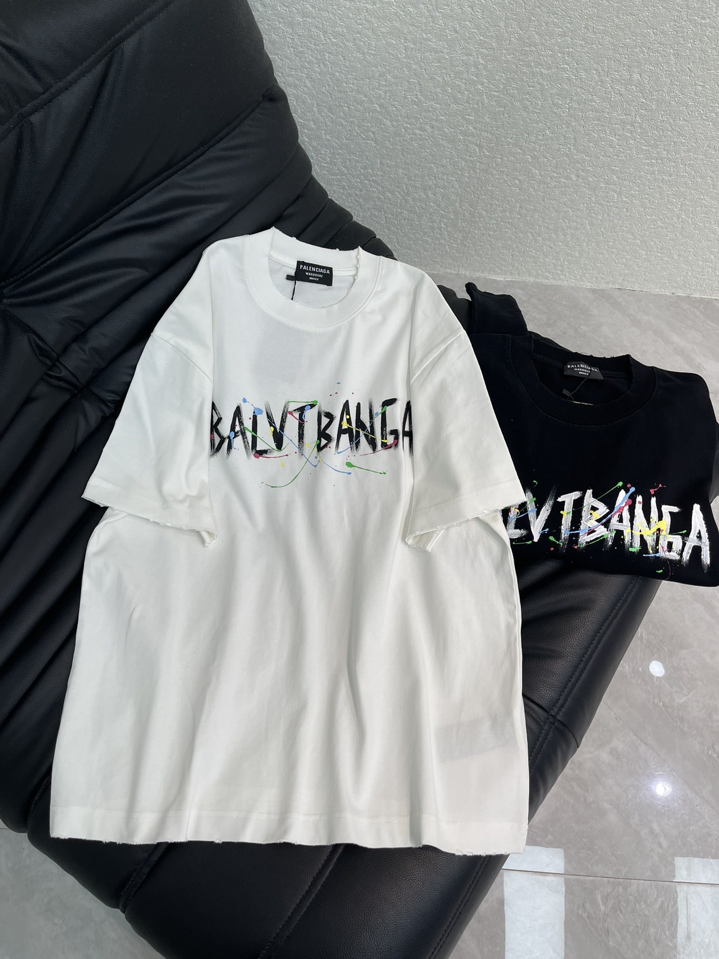 NO:665209,Balenciag*26 new spring and summer new painted logo short-sleeved T-shirt. Made of 100% cotton washed and frayed fabric, soft and skin-friendly. Hand-painted printed patterns on the front and back, interesting and eye-catching. The colorful letters will keep you youthful and sunny, and the brand's luxurious and noble wearing style!  Loose fit tailoring design makes the upper body look slimmer, versatile and neat. Same style for men and women!  S-XL,,balenciaga,T-shirt,tees,t-shirt, 19860909Balenciag*26春夏新款彩绘logo短袖T恤.全棉水洗磨破面料,柔软亲肤舒适.前后手绘印花图案,趣味又吸睛.彩色字母让你时刻青春阳光,品牌高奢贵气的穿着气派！宽松版型剪裁设计,上身显瘦百搭利落感十足.男女同款！S-XL,,balenciaga,T-shirt,tees，t-shirt, ,Women's clothing