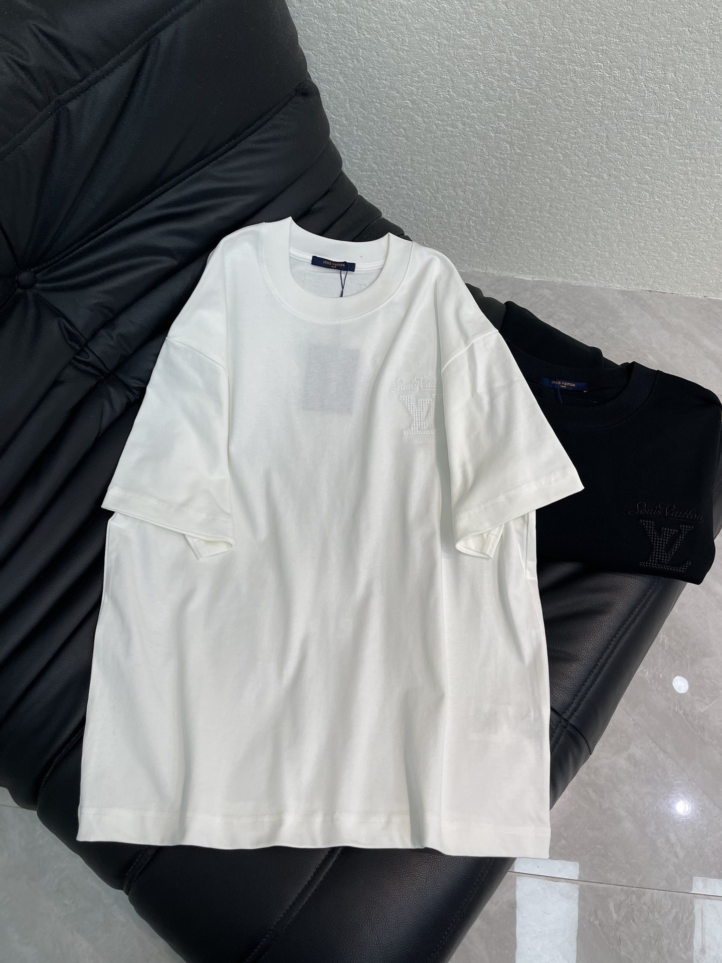 NO:664125,Louis Vuitton*26 new spring and summer new embroidered logo short-sleeved T-shirt. High-gram weight custom-made pure cotton fabric is breathable and comfortable. Embroidery technology micro-embroidered logo on the chest, four-leaf clover letters on the back. It is a good choice for daily wear or attending important occasions. Same style for men and women!  S-XL,,louis vuitton,T-shirt,tees,t-shirt, 19860909Louis Vuitton*26春夏新款刺绣标识短袖T恤.高克重定制纯棉面料透气舒适.刺绣工艺胸前微标刺绣标识,后幅四叶草字母.无论是作为日常穿搭还是出席重要场合都是不错的选择.男女同款！S-XL,,louis vuitton,T-shirt,tees，t-shirt, ,Women's clothing