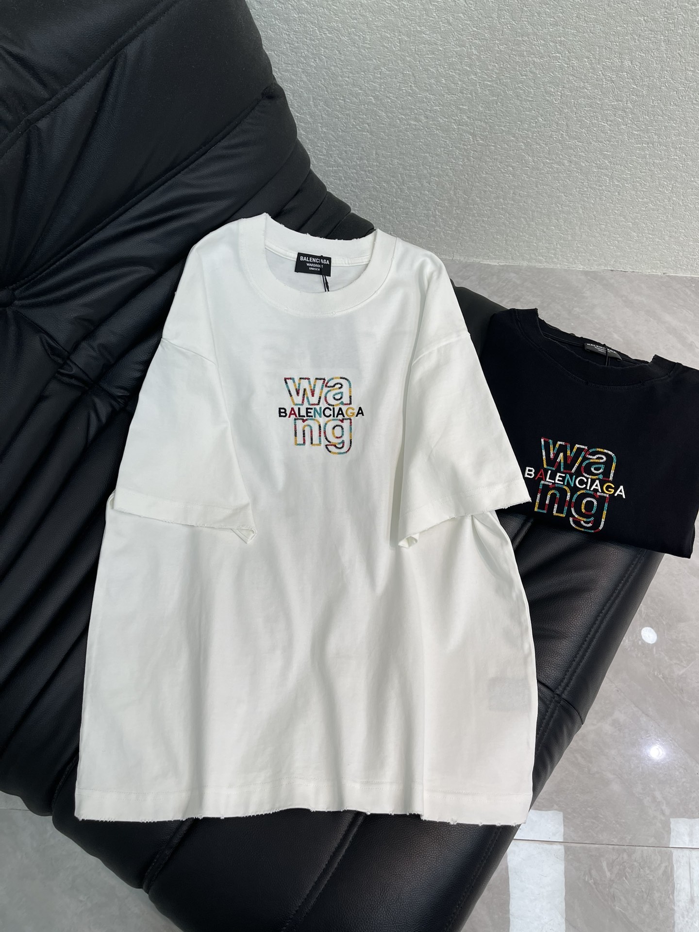 NO:665211,Alexander Wan* King  S-XL,,balenciaga, ,tees,t-shirt, 19860909Alexander Wan*大王X Balenciag联名刺绣字母圆领T恤.定制宽松版型,高克重纯棉面料,(洗破)面料透气舒适.刺绣工艺前幅logo采用彩色立体凸起刺绣变色工艺、实现精确且高效彩绘刺绣作业呈现独特的艺术感和视觉效果.辨识度超高的一件,自带时髦BGM,将简约玩到极致,碰撞出不一样的高阶时髦感.男女同款！S-XL,,balenciaga, ,tees，t-shirt, ,Women's clothing