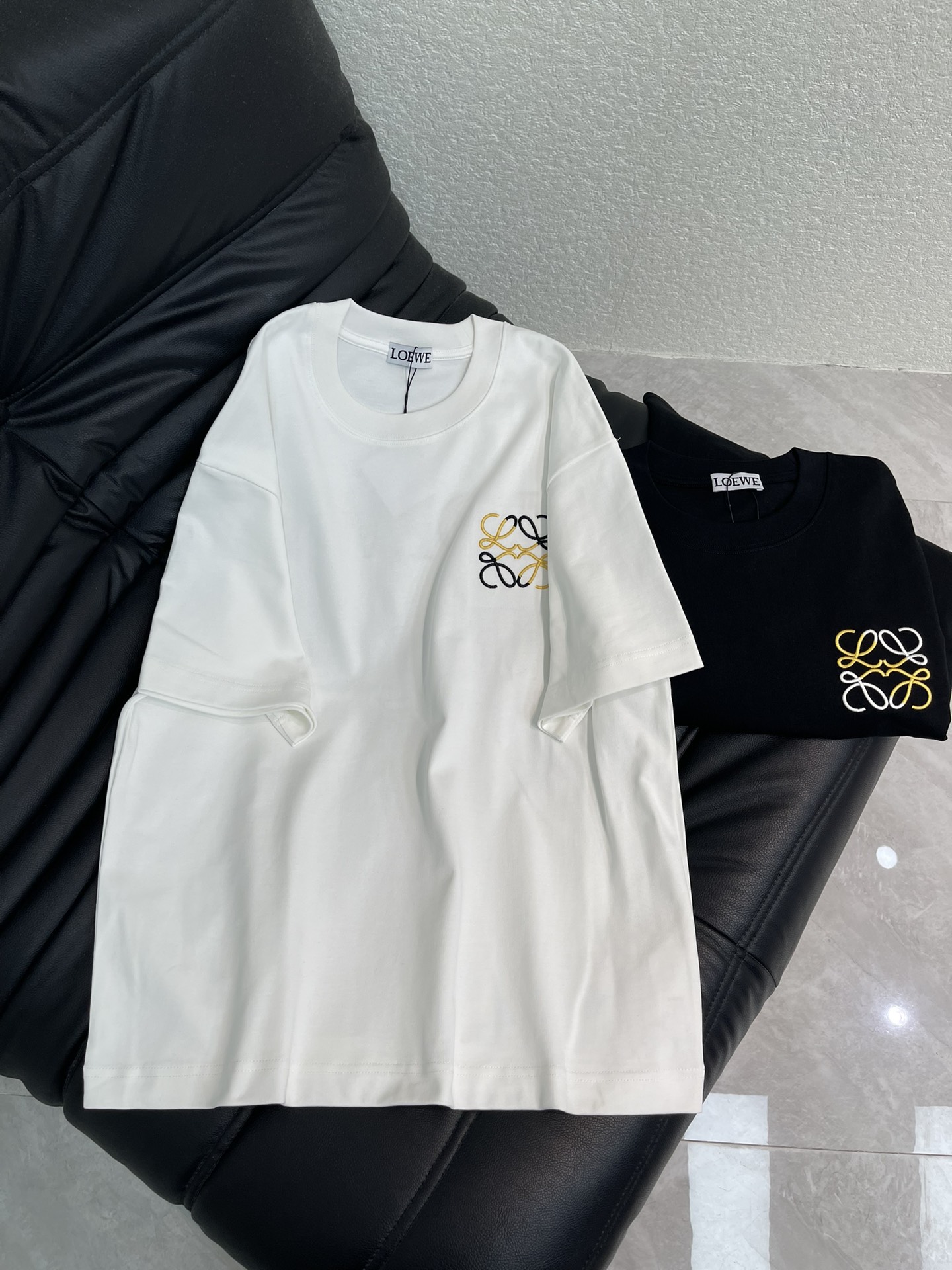 NO:664171,Loew*26 new spring and summer embroidered micro-label short-sleeved T-shirt. High-gram weight custom-made pure cotton fabric is breathable and comfortable. The contrasting embroidered micro-label logo on the front panel and the letter logo on the back panel show a unique artistic sense and visual effect. It is simple and full of unique charm. The straight-cut version is more suitable for matching with various fashionable styles. The same style for men and women!  S-XL A,,loewe,T-shirt,tees,t-shirt, 19860909Loew*26春夏新款刺绣微标短袖T恤.高克重定制纯棉面料透气舒适.前幅撞色刺绣微标标识,后幅字母logo整体展现出独特的艺术感和视觉效果.简洁而富有独特魅力.直裁版型更为适合搭配各种潮流时尚造型.男女同款！S-XL A,,loewe,T-shirt,tees，t-shirt, ,Women's clothing