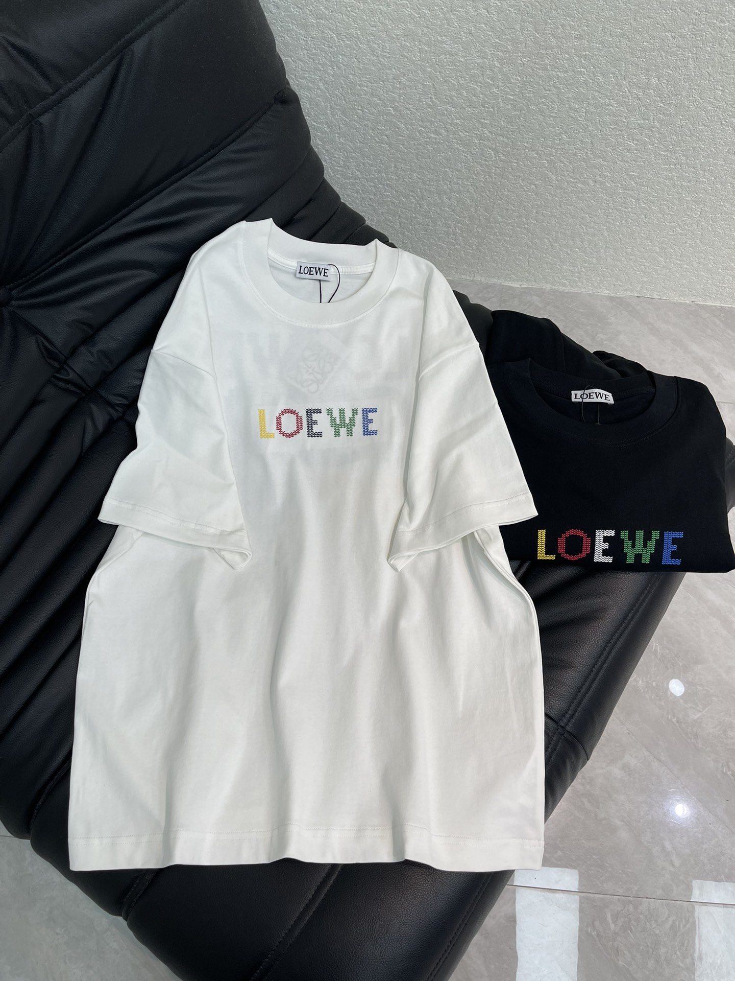 NO:664181,Loew*26 new spring and summer new rainbow letter short-sleeved T-shirt. High-gram weight custom-made pure cotton fabric is breathable and comfortable. Rainbow letter jacquard embroidered letters on the chest, front and back. Loose fit, casual and comfortable, suitable for various occasions. Versatile style, same style for men and women!  S-XL,,loewe,T-shirt,tees,t-shirt, 19860909Loew*26春夏新款彩虹字母短袖T恤.高克重定制纯棉面料透气舒适. 胸前后背彩虹字母提花刺绣字母.宽松版型,休闲自在,适合各种场合穿着 百搭款 男女同款！S-XL,,loewe,T-shirt,tees，t-shirt, ,Women's clothing