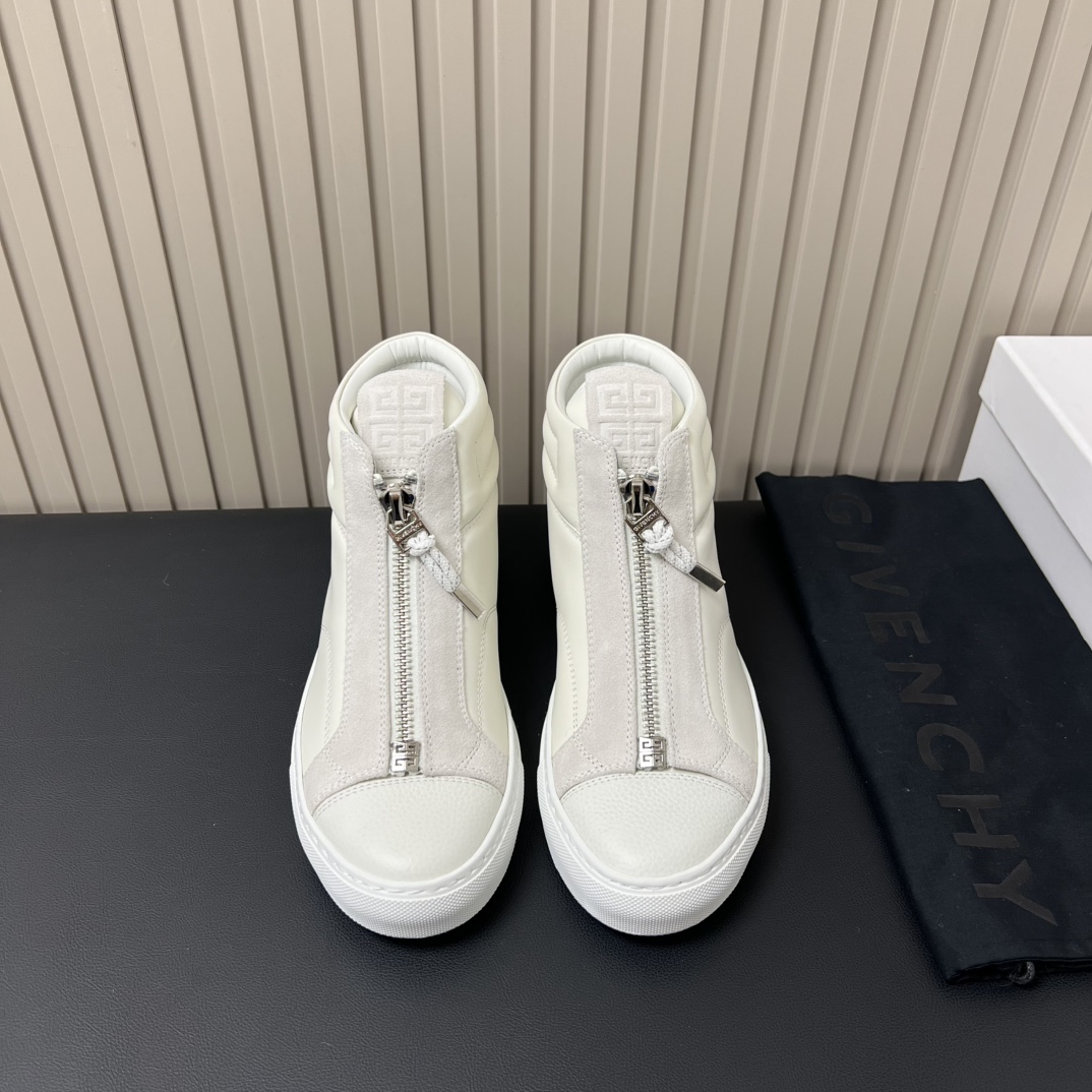 NO:664423,Size 39-44 (customized at 38.45) Gvc mid-top sneakers. The upper is made of cowhide material. The cowhide lining is breathable and comfortable. The logo of GVC on the tongue. The outsole is light and comfortable.,,sneakers,cowhide19860909Size 39-44( 38.45定做) Gvc中帮运动鞋 鞋面以牛皮材质拼接制作 牛皮内里透气舒适 鞋舌gvc的logo ,大底轻便舒适,,,sneakers,cowhide,Men's shoes
