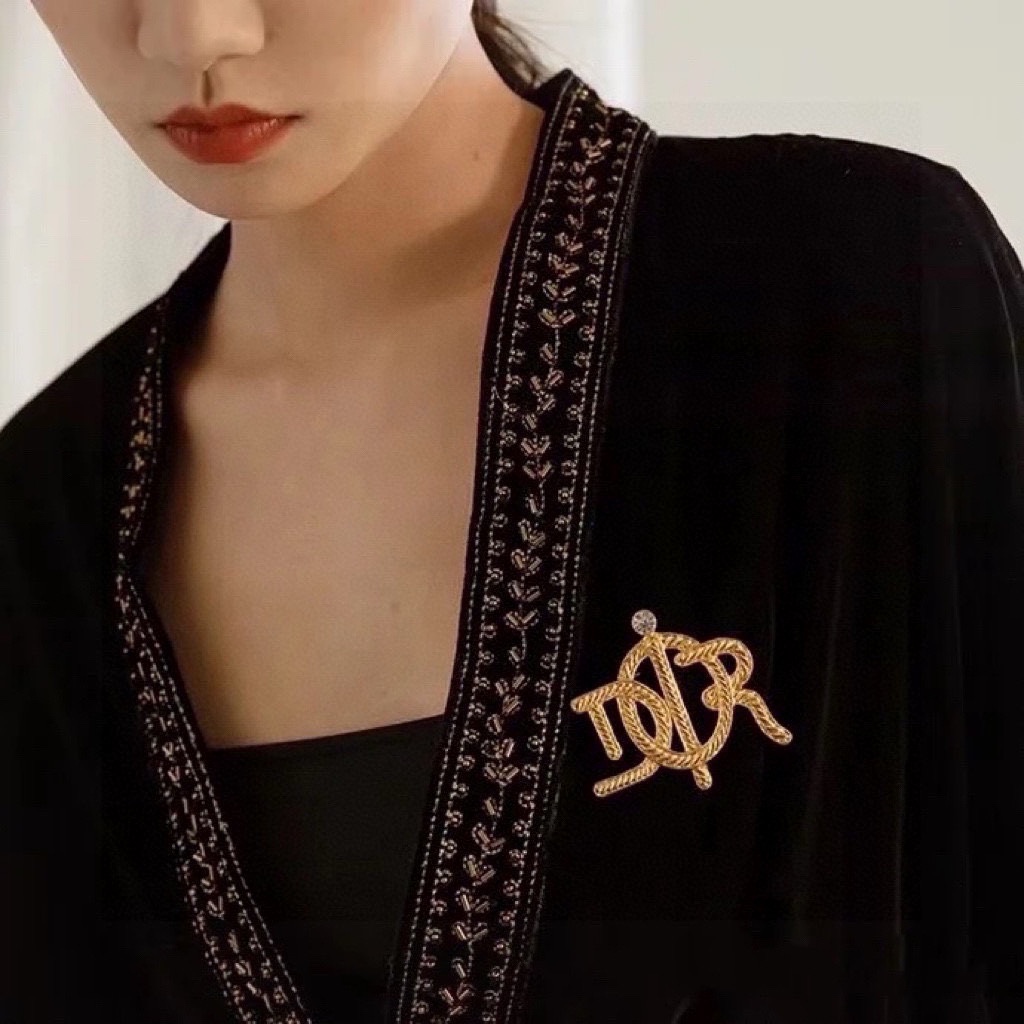 NO:664768,The new Dior CD letter brooch is made of the same brass material at the counter. It is super textured and an absolute hit. The same material and brass logo. It is clearly visible that this is a continuation of the D family’s classic series. It focuses on fashion elements and is a fashionable brand. It is well made. This is a must-have. The wearing effect is superb. The mix and match is particularly beautiful. Single style, boutique jewelry, dior, dior, dior, brooch, breastpin19860909新款Dior迪奥CD字母胸针专柜一致黄铜材质 超级有质感绝对爆款 一样材质黄铜logo 清晰可见这款延续了D家经典系列 集中时尚元素 时尚大牌 做工精良 这款真的必须要入手佩戴效果超级赞 混搭特别美 单款,饰品精品,dior,dior,dior,brooch，breastpin,Jewelry