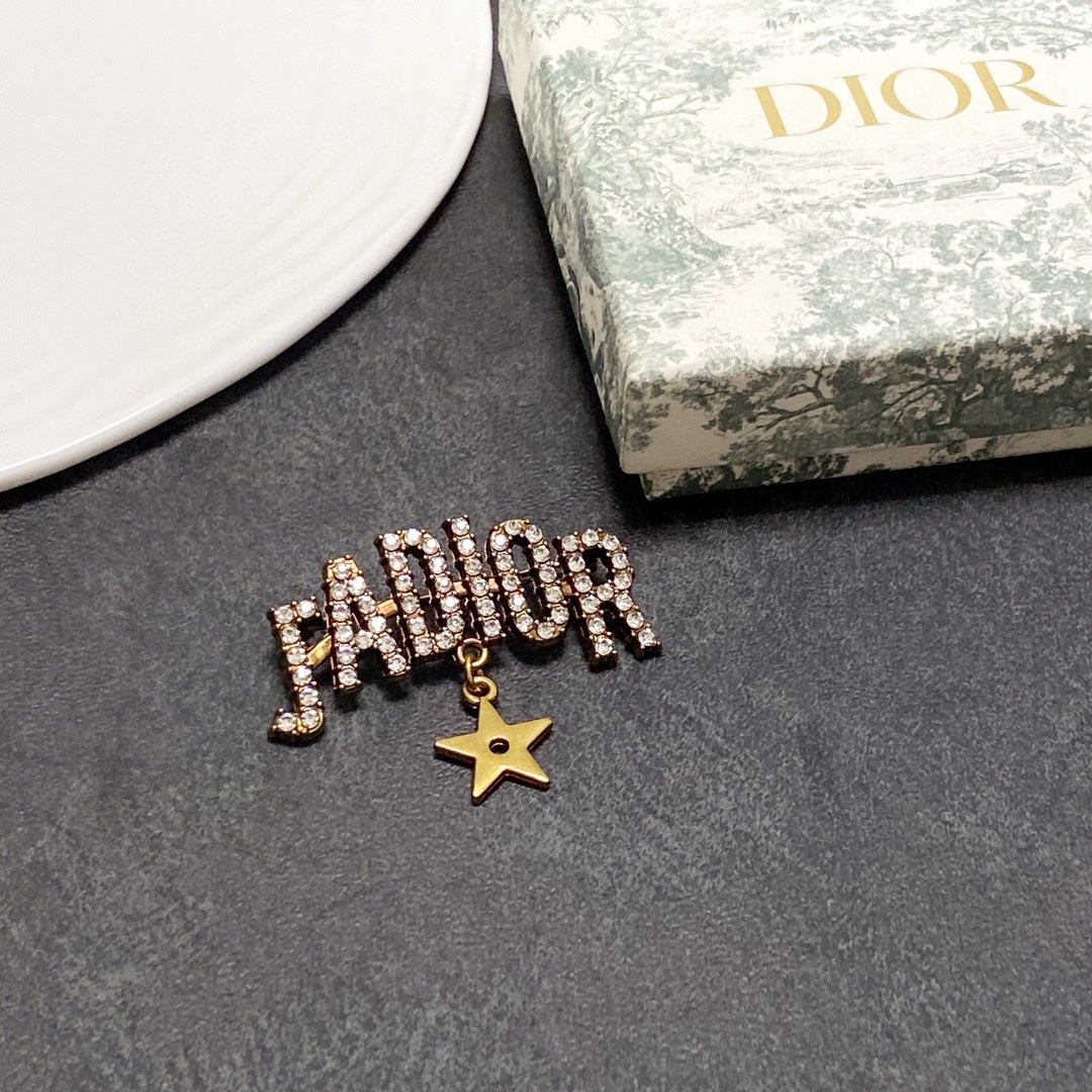 Dior 今日新款 迪奥Jadior字母满钻胸针