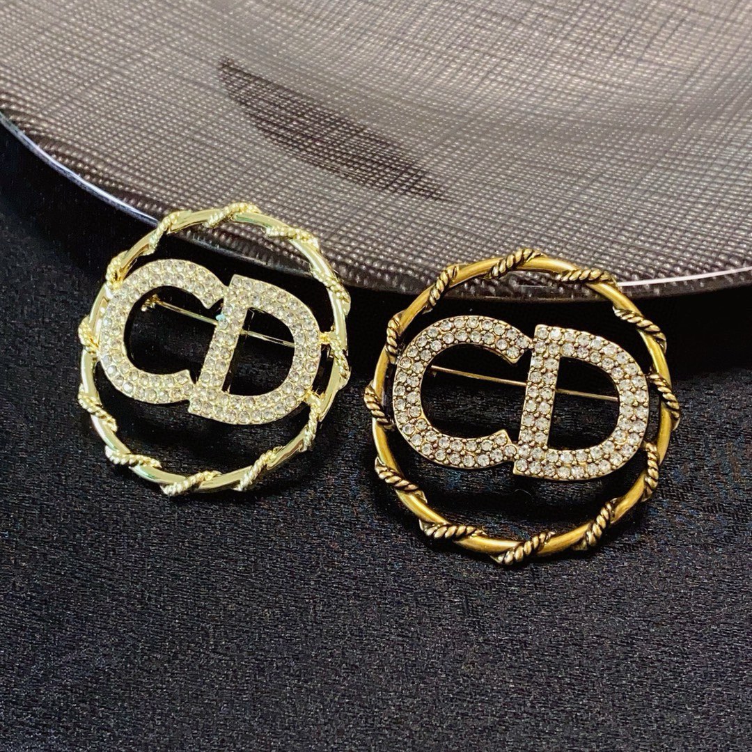 Dior 新款Dior迪奥CD字母满钻胸针