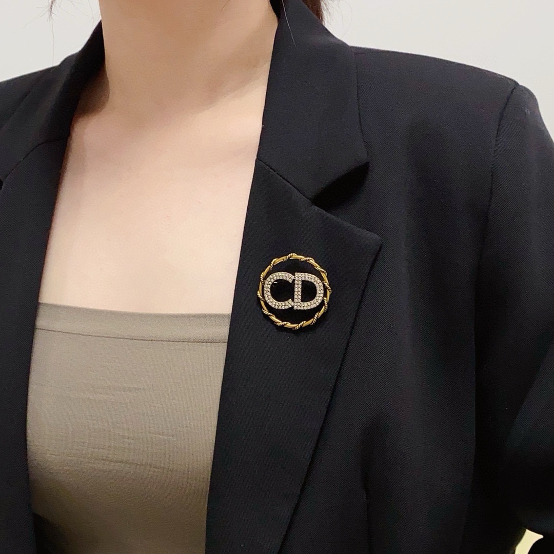 Dior 新款Dior迪奥CD字母满钻胸针