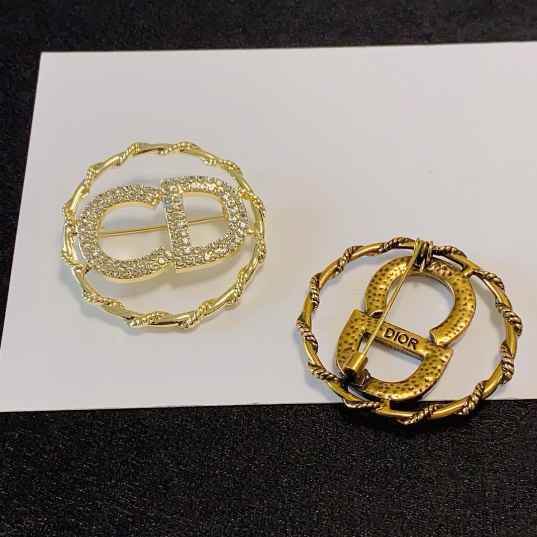Dior 新款Dior迪奥CD字母满钻胸针