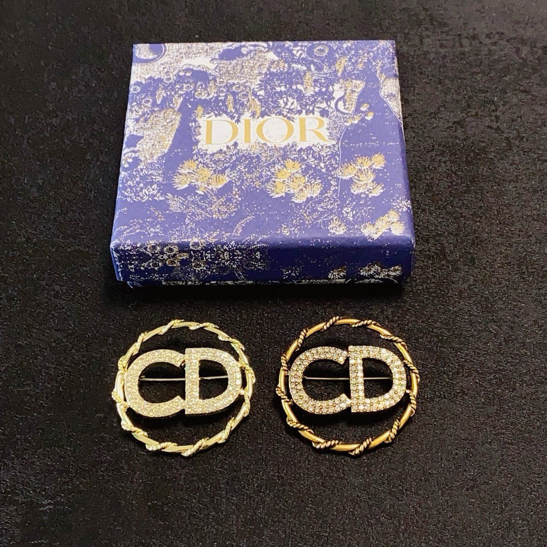 Dior 新款Dior迪奥CD字母满钻胸针