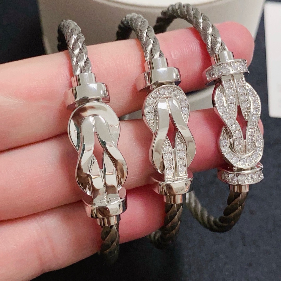 NO:664794,Hot new product release Fred Feiden full diamond, half diamond, non-diamond 8-figure buckle unisex high-quality soft silver wire rope bracelet bracelet!  Big-name lucky zodiac sign, fashionable and exquisite FORCE series bracelets, high-end customization ~ sub-gold micro-plating 18k gold craftsmanship, Seiko horseshoe buckle head bracelet!  The effect is very versatile. Internet celebrity expert. A must-have item for fashionistas. Rose gold, gold and silver buckles for men and women, two sizes 17/19cm, fine jewelry, bracelet, bracelet, gold19860909新品发布火爆费雷德 Fred斐登满钻、半钻、无钻8字扣中性款高品质软银丝绳手链手镯！内八字幸运本命绳大牌 时尚 精致FORCE 系列手链高端定制～亚金微电镀18k金工艺 精工马蹄扣头手镯！上手效果非常百搭 网红达人 时尚一族必备单品 玫瑰金、黄金、银色扣头男女情侣款两个码数17/19cm,饰品精品,bracelet,bracelet,gold,Jewelry