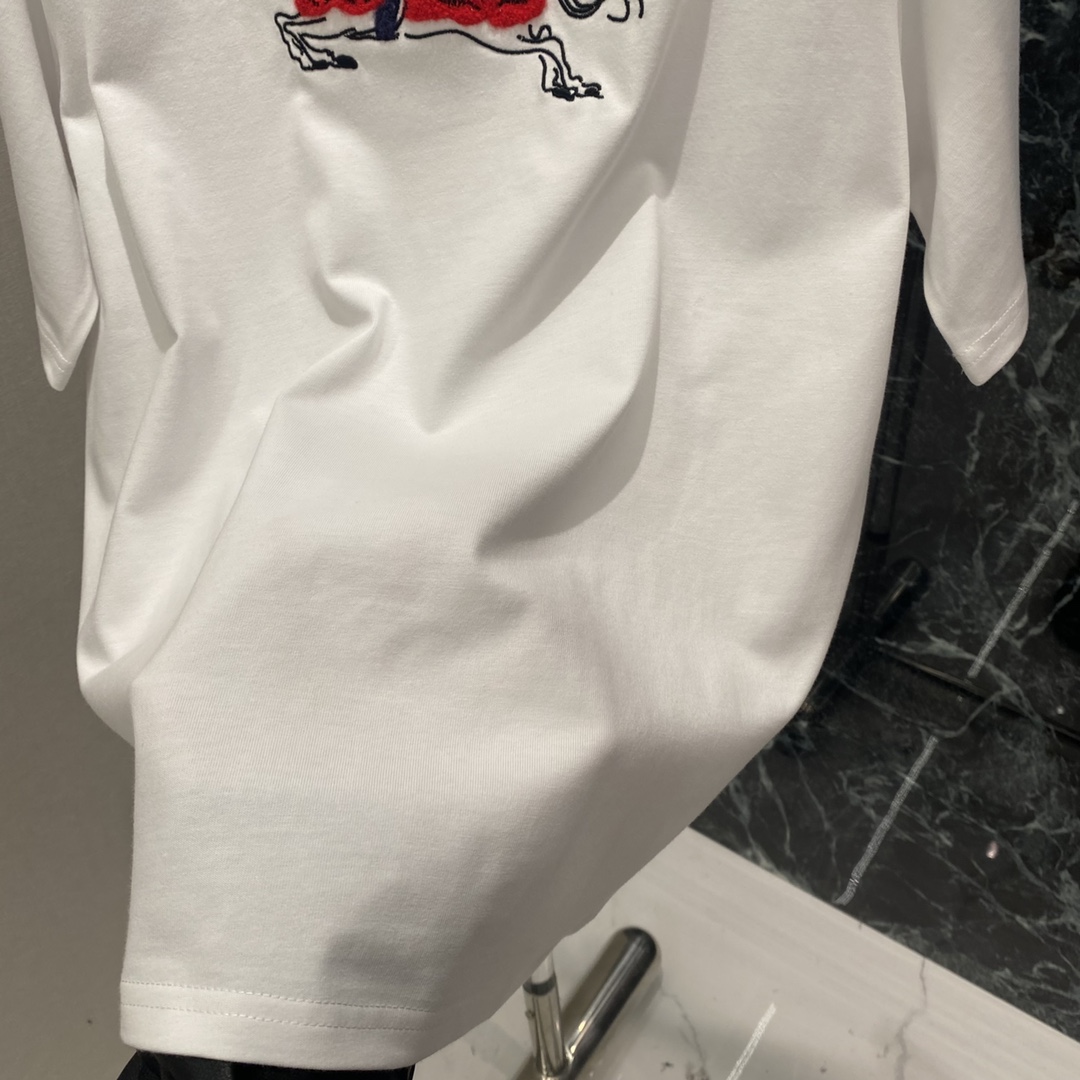 BBR 25秋冬新款 马年限定T恤 正面手绘骑士徽标+红色战马 节日氛围感满满 春夏单穿或叠搭都很OK 