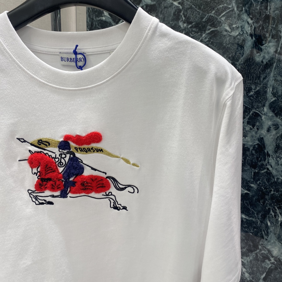 BBR 25秋冬新款 马年限定T恤 正面手绘骑士徽标+红色战马 节日氛围感满满 春夏单穿或叠搭都很OK 