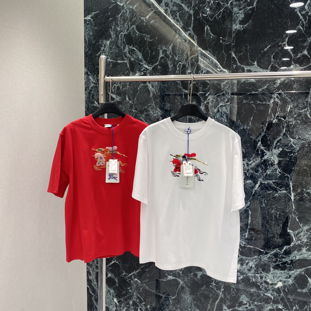 BBR 25秋冬新款 马年限定T恤 正面手绘骑士徽标+红色战马 节日氛围感满满 春夏单穿或叠搭都很OK 