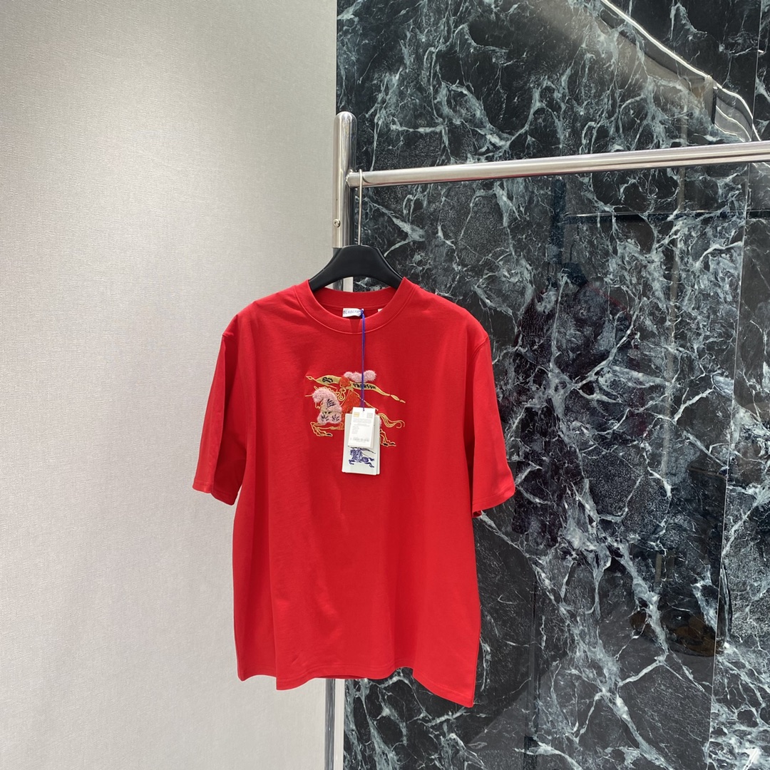 BBR 25秋冬新款 马年限定T恤 正面手绘骑士徽标+红色战马 节日氛围感满满 春夏单穿或叠搭都很OK 