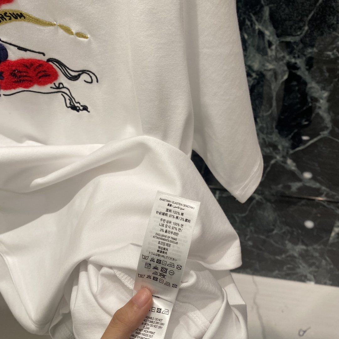 BBR 25秋冬新款 马年限定T恤 正面手绘骑士徽标+红色战马 节日氛围感满满 春夏单穿或叠搭都很OK 