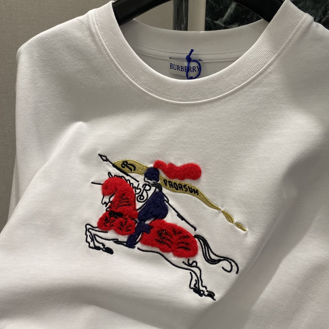 BBR 25秋冬新款 马年限定T恤 正面手绘骑士徽标+红色战马 节日氛围感满满 春夏单穿或叠搭都很OK 