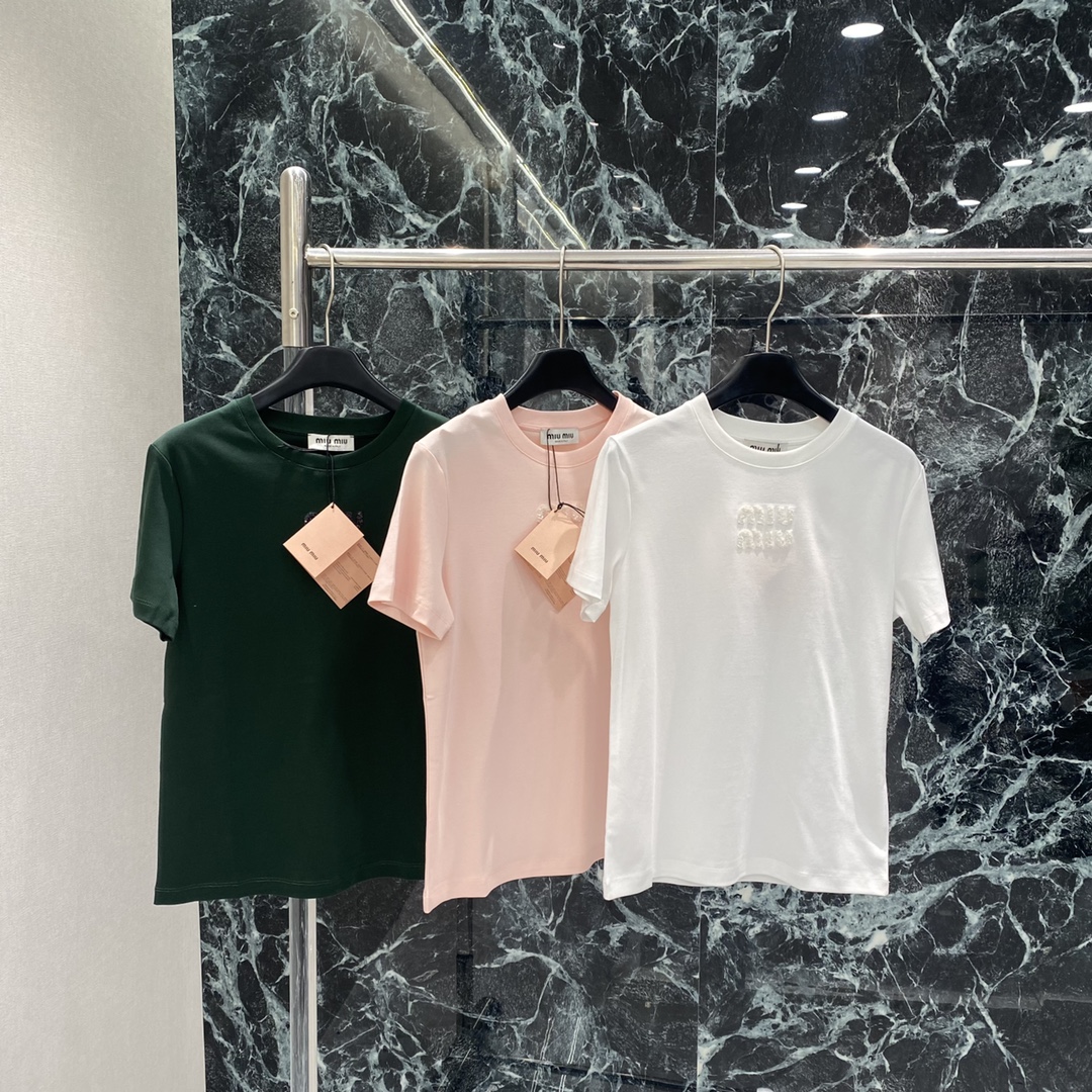 NO:661770,Miu 25 new autumn and winter sequined short-sleeved T-shirt. The sequined logo on the chest shines in different lights. It is full of sophistication. It looks great with high-waisted pants or skirts. It can easily create a short-top and long-bottom ratio. The white version is versatile and the black version is simple. It can easily cope with various occasions. It is a practical and fashionable must-have item! Three colors SML, Miu Miu-clothing, miumiu, skirts, T-shirt, tees, t-shirt,  19860909Miu 25秋冬新款 亮片短袖T恤 胸前亮片Logo在不同光线下闪耀 精致感满满 搭配高腰裤或裙装都很出彩 轻松打造上短下长比例 白色款百搭 黑色款简约 轻松应对多种场合 是实用又时髦的必备单品!三个色SML,缪缪-服装,miumiu,skirts,T-shirt,tees，t-shirt, ,Women's clothing