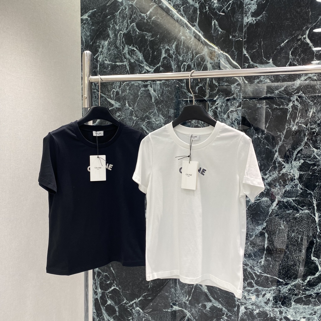 NO:661793,CE 25 new autumn and winter beaded short-sleeved T-shirt with beaded brand letters on the chest. Simple and recognizable. Round neck design is classic and versatile. It can be easily used for daily casual wear. It is OK whether worn alone or as an inner layer. It is easy to create a high-end look! Two colors SML, Celine-clothing, celine, T-shirt, tees, t-shirt,  19860909CE 25秋冬新款 钉珠短袖T恤 胸前钉珠品牌字母 简约又有辨识度 圆领设计经典百搭 日常休闲都能轻松驾驭无论单穿还是内搭都很OK,轻松打造高级感穿搭!两个色SML,赛琳-服装,celine,T-shirt,tees，t-shirt, ,Women's clothing