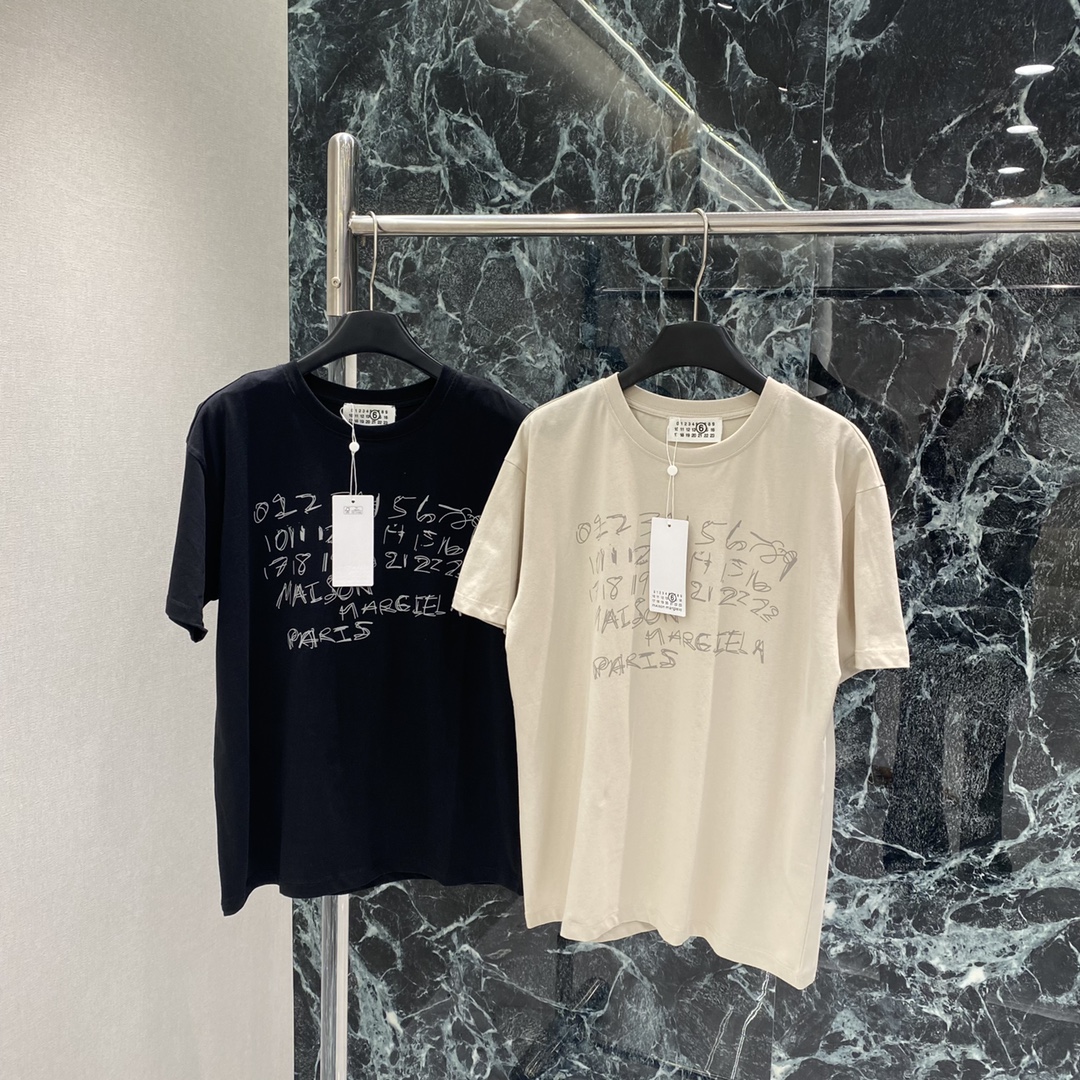 NO:661764,MM6 25 new autumn and winter digital graffiti T-shirt. Handwritten digital graffiti. It has both avant-garde aesthetics and street sense. It has perfect recognition. The loose version is the same for men and women. It is OK for daily casual or layering. It is easy to create high street style. The digital graffiti is super artistic. It looks great with jeans or jackets! Two colors SML, Miu Miu-clothing, masion margiela, jeans, jackets & coats, tees, t-shirt,  19860909MM6 25秋冬新款 数字涂鸦T恤 手写数字涂鸦 先锋美学与街头感兼具 辨识度满分 宽松版型男女同款 日常休闲或叠穿都很OK 轻松打造高街风 数字涂鸦超有艺术感 随便搭牛仔裤or外套都很出彩!两个色SML,缪缪-服装,masion margiela,jeans,jackets & coats,tees，t-shirt, ,Women's clothing