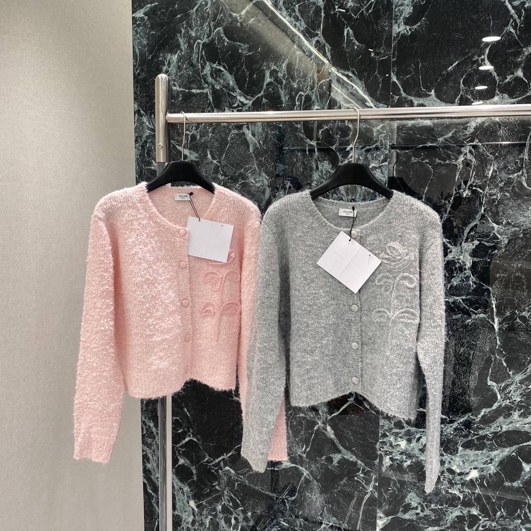 NO:661784,CE 25 new autumn and winter style rose embroidered cardigan, round neck + three-dimensional rose embroidery, perfect details, full of elegance, loose shoulder style, easy to handle for fat and small people, easy to hold for commuting and dating, it is a must-have and practical item for autumn and winter wardrobe! Two colors SML, Celine-clothing, celine,  19860909CE 25秋冬新款 玫瑰刺绣开衫 圆领+立体玫瑰刺绣 细节满分 优雅气质拉满 正肩宽松版型,微胖小个子都能轻松驾驭 通勤约会日常都能轻松hold住,是秋冬衣橱必备实用单品!两个色SML,赛琳-服装,celine, ,Women's clothing