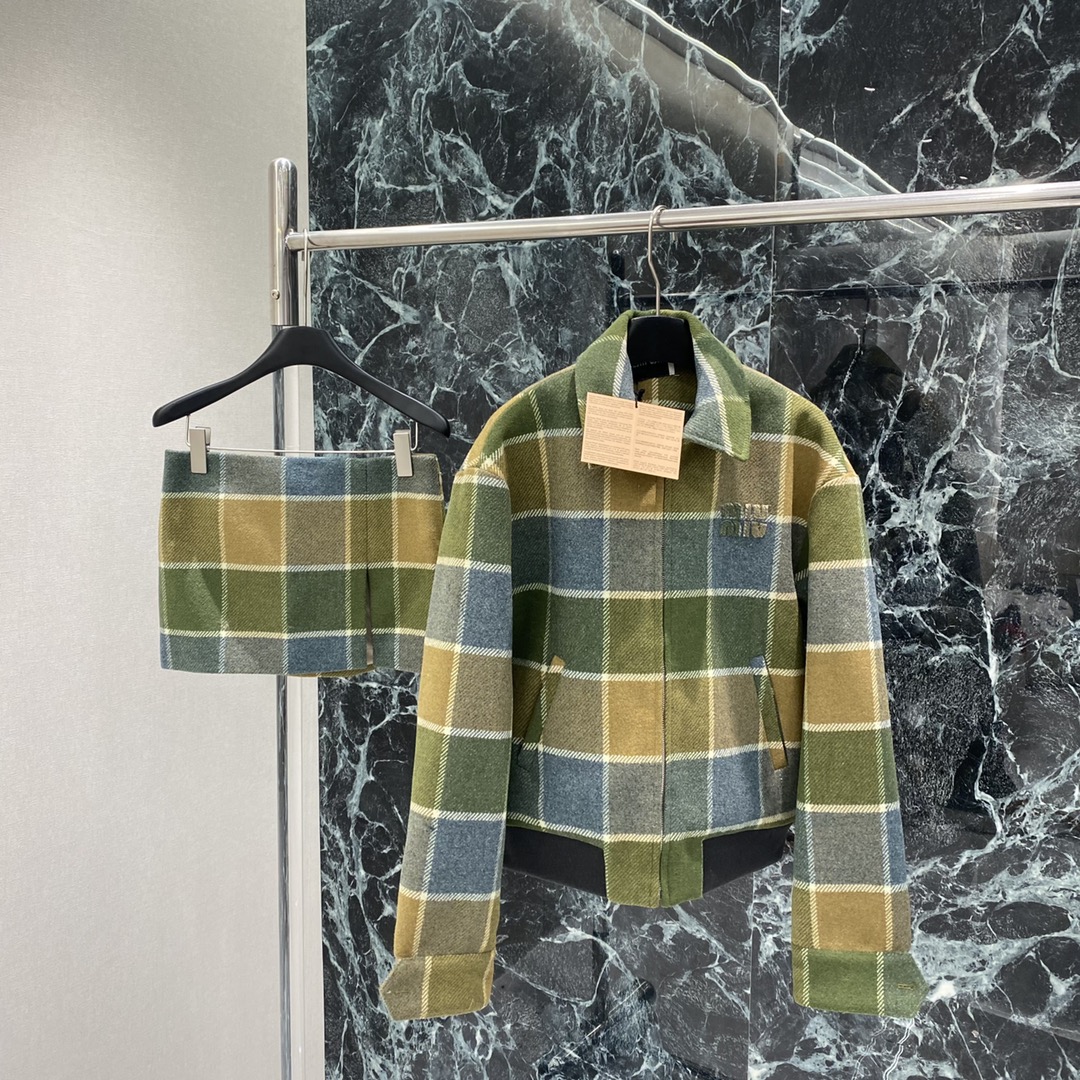 Miu 25秋冬新款 格纹羊毛外套 撞色大格纹 复古氛围感满满 宽松廓形+翻领设计，学院风和韩系松弛感兼