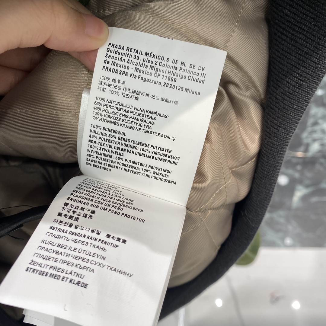 Miu 25秋冬新款 格纹羊毛外套 撞色大格纹 复古氛围感满满 宽松廓形+翻领设计，学院风和韩系松弛感兼