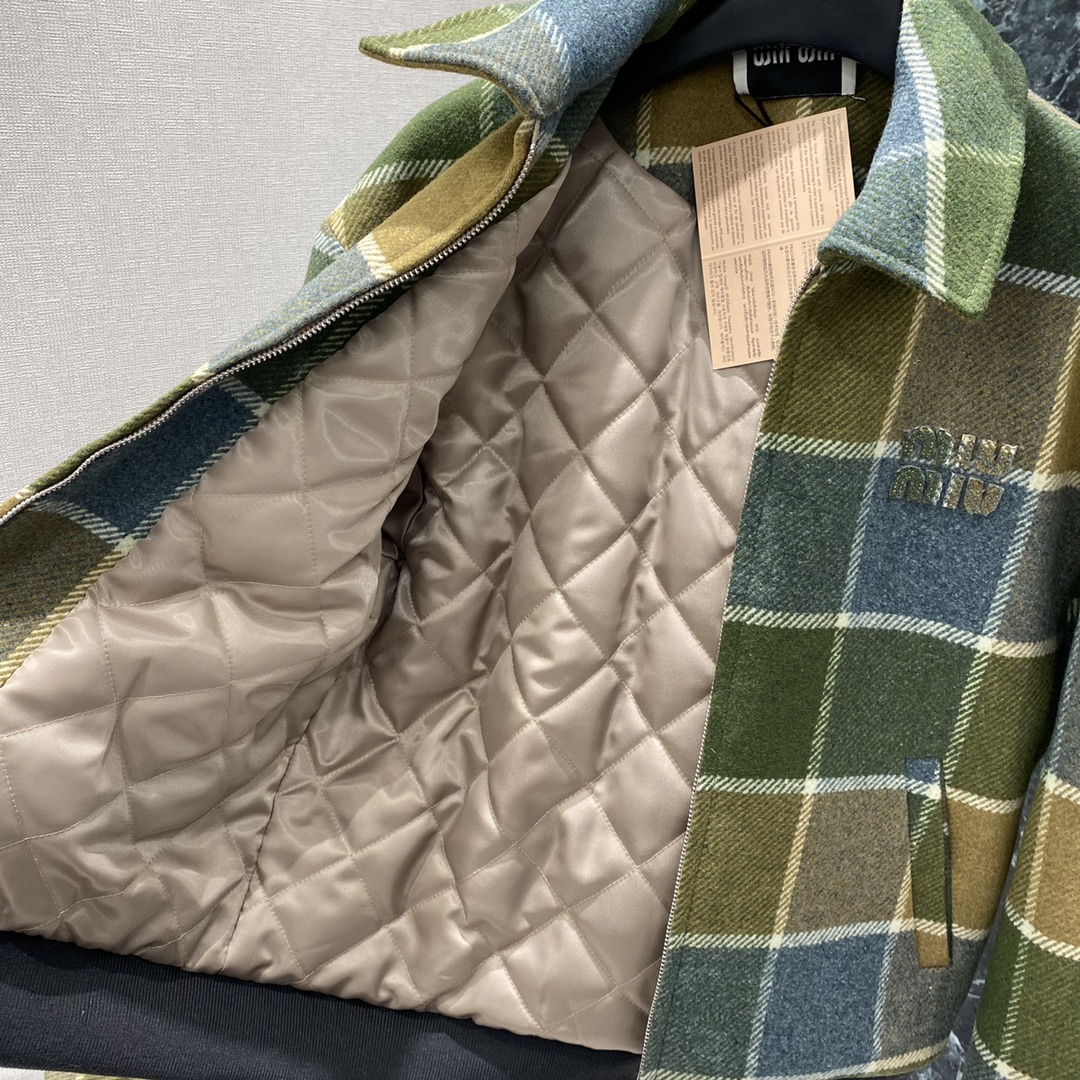 Miu 25秋冬新款 格纹羊毛外套 撞色大格纹 复古氛围感满满 宽松廓形+翻领设计，学院风和韩系松弛感兼