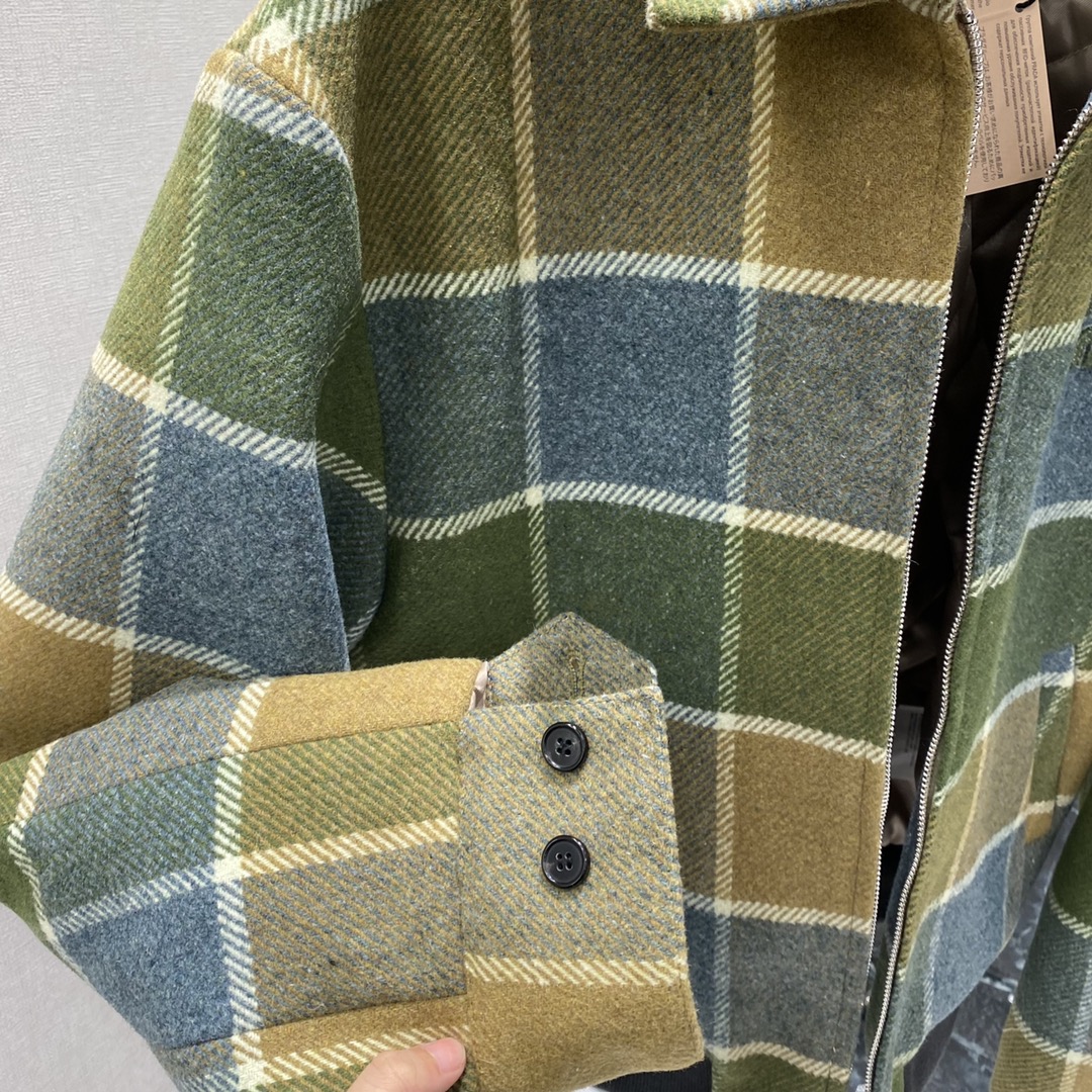 Miu 25秋冬新款 格纹羊毛外套 撞色大格纹 复古氛围感满满 宽松廓形+翻领设计，学院风和韩系松弛感兼