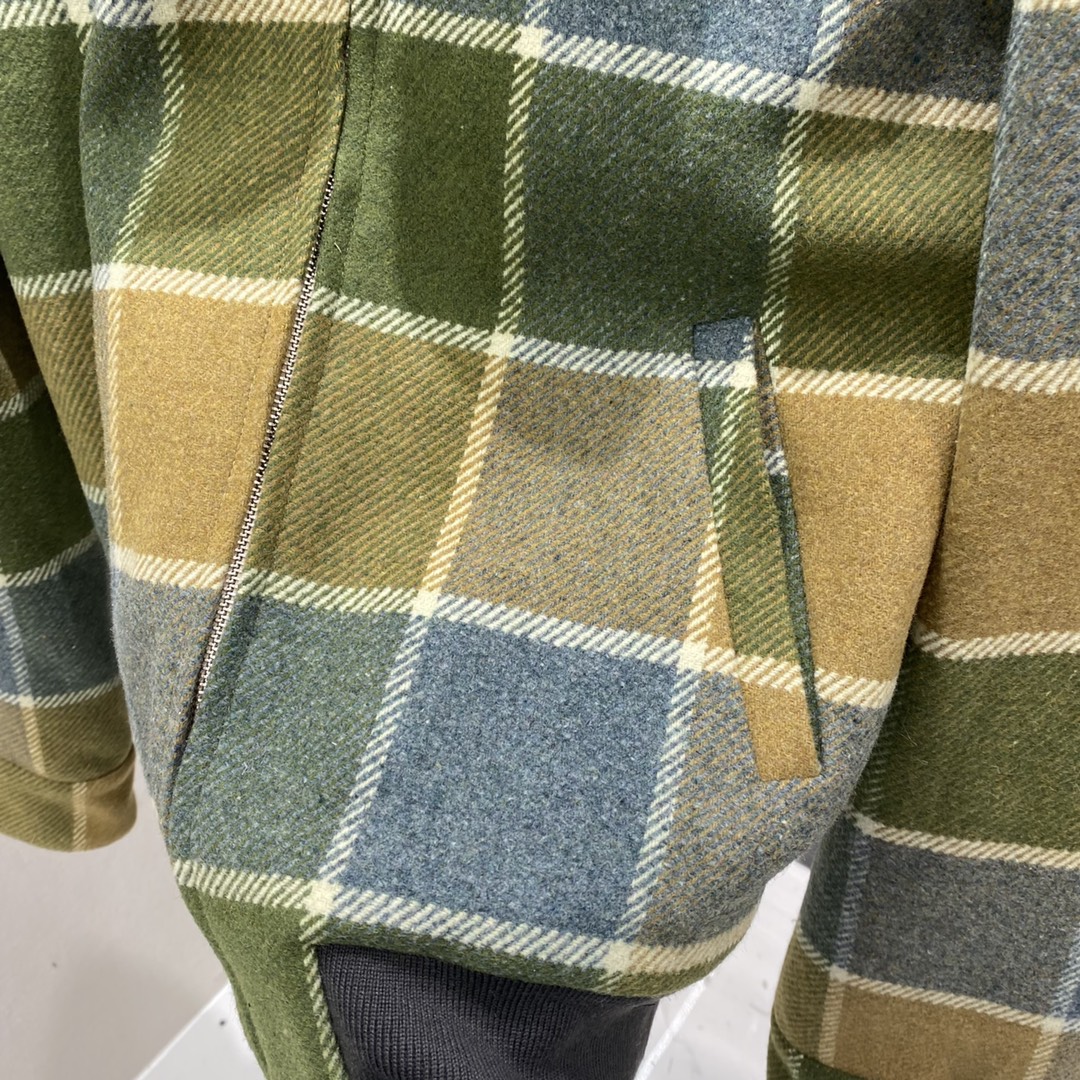 Miu 25秋冬新款 格纹羊毛外套 撞色大格纹 复古氛围感满满 宽松廓形+翻领设计，学院风和韩系松弛感兼