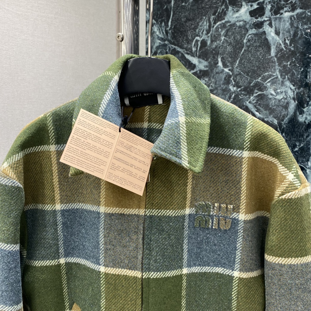 Miu 25秋冬新款 格纹羊毛外套 撞色大格纹 复古氛围感满满 宽松廓形+翻领设计，学院风和韩系松弛感兼