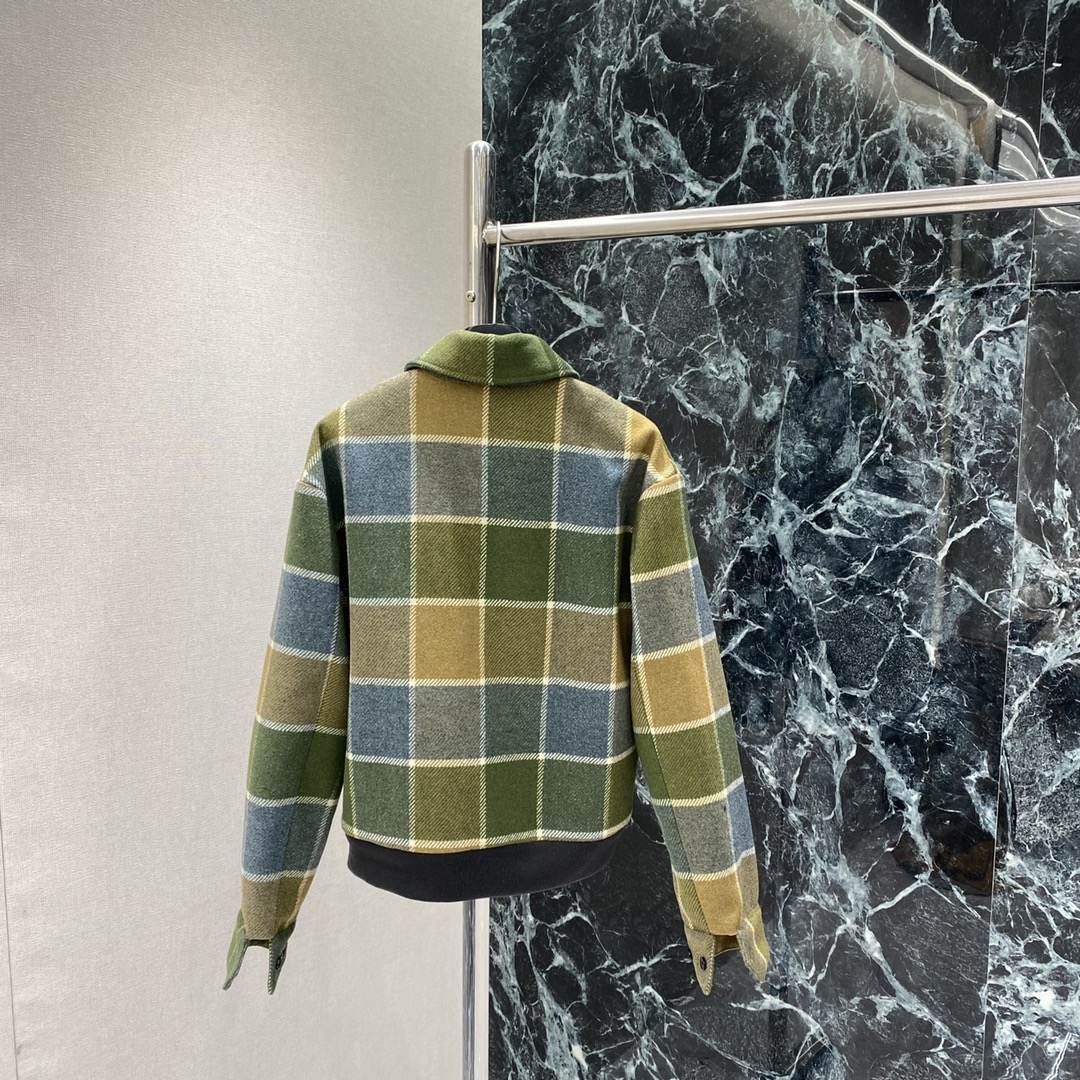 Miu 25秋冬新款 格纹羊毛外套 撞色大格纹 复古氛围感满满 宽松廓形+翻领设计，学院风和韩系松弛感兼