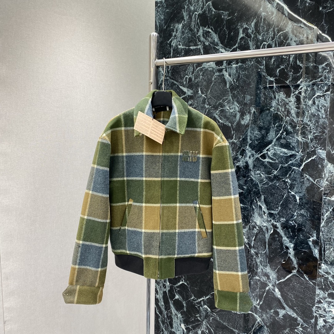 NO:661810,Miu 25 new autumn and winter plaid wool jacket, contrasting large plaid, full of retro atmosphere, loose silhouette + lapel design, college style and Korean style relaxation. It goes well with short skirts or high-waisted pants! It can be matched with a series of short skirts for daily commuting. It can be easily managed for casual use. It is a versatile item in autumn and winter. One-color ready-made SML, Miu Miu-clothing, miumiu, skirts, jackets & coats,  19860909Miu 25秋冬新款 格纹羊毛外套 撞色大格纹 复古氛围感满满 宽松廓形+翻领设计,学院风和韩系松弛感兼具 搭配短裙或高腰裤都很出彩!日常通勤 可搭配一系列短裙 休闲都能轻松驾驭,是秋冬百搭单品.一个色现货SML,缪缪-服装,miumiu,skirts,jackets & coats, ,Women's clothing