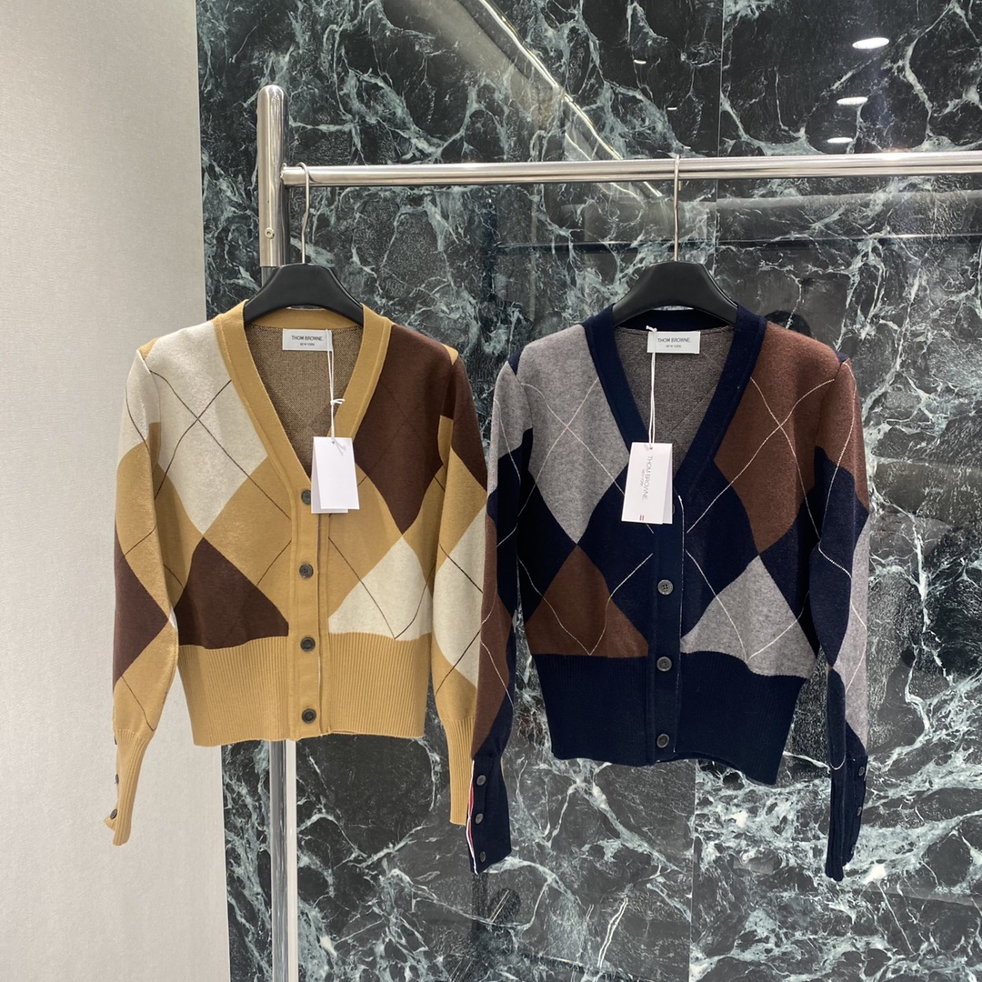 NO:702517,TB 25 new autumn and winter style British style rhombus knitted cardigan V-neck + button design, super easy to put on and take off! Contrast rhombus pattern, retro and fashionable, a must-have for autumn and winter wear, can be easily worn for daily commuting or college style, it looks great with shirts and high-collar inner wear! Two colors SML, Thom Brown-clothing, thom browne, shirts,19860909TB 25秋冬新款 英伦风菱格纹针织开衫 V领+纽扣设计 穿脱超方便!撞色菱格纹 复古又时髦 秋冬穿搭必备日常通勤或学院风都能轻松驾驭,搭配衬衫,高领内搭都很出彩哦!两个色SML,汤姆布朗-服装,thom browne,shirts,,Women's clothing