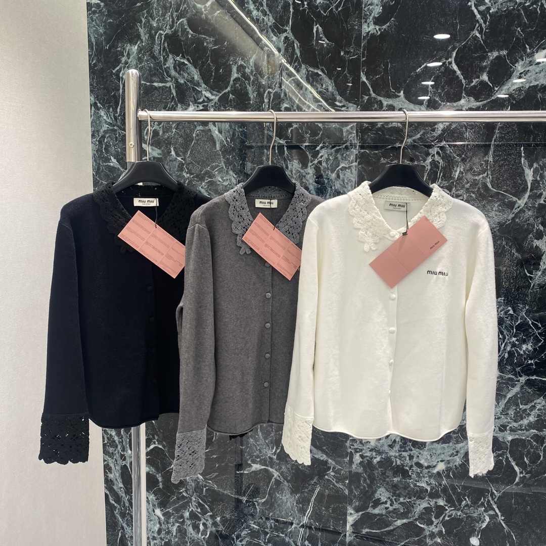 NO:661759,Miu 25 new autumn and winter lace knitted cardigan, exquisite lace design on the neck and cuffs, simple buttons on the front, full of details, brand embroidered logo on the left chest, highly recognizable! Whether paired with a skirt or high-waisted pants, you can easily create an elegant daily or light luxury look, perfect for spring and autumn ~ three colors SML, Miu Miu-clothing, miumiu, skirts,  19860909Miu 25秋冬新款 蕾丝花边针织开衫 领口和袖口精致蕾丝设计 正面简约纽扣 细节满满 左胸有品牌刺绣标志 辨识度超高!无论搭配裙装还是高腰裤,都能轻松打造优雅日常或轻奢造型,春秋季节穿超合适~三个色SML,缪缪-服装,miumiu,skirts, ,Women's clothing