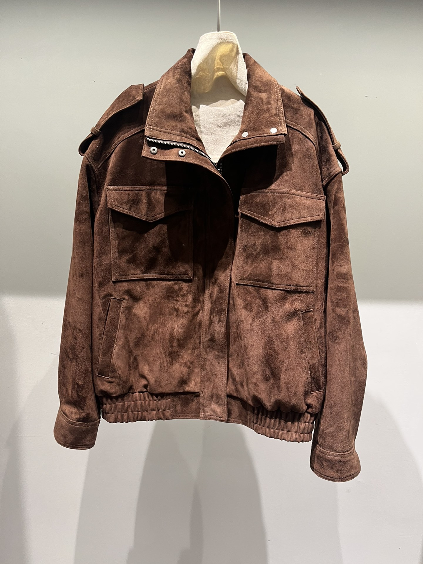 NO:677613,This is a brighter brown, goat suede leather, loose fit, very easy to match, women's clothing,19860909这是亮一点的棕色,山羊反绒皮,宽松版型,非常好搭配,女装,,Women's clothing